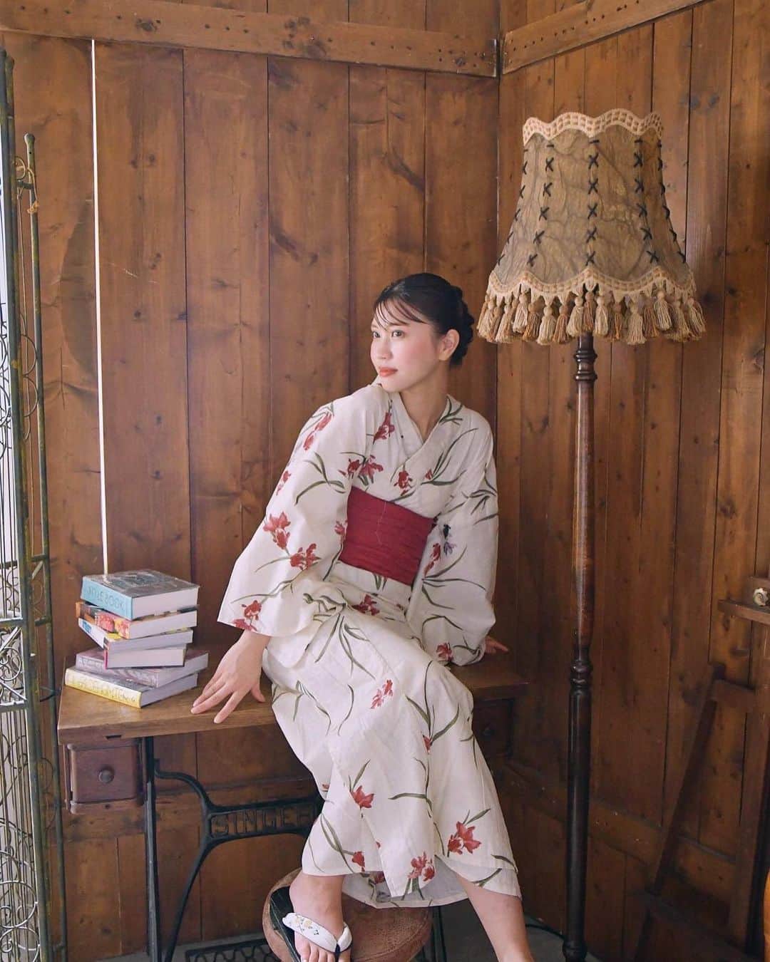 のインスタグラム：「. 浴衣での りこアレンジ第2弾🫶🏻 アトリエもすごく可愛くて 浴衣で撮れて嬉しかった〜！  今回はタイトで大人っぽく🦢 ヘアアレンジと着付けもりこちゃんがしてくれました☺︎  #switchhairfukuoka#fukuoka #りこアレンジ#浴衣#浴衣ヘア#作品撮り」