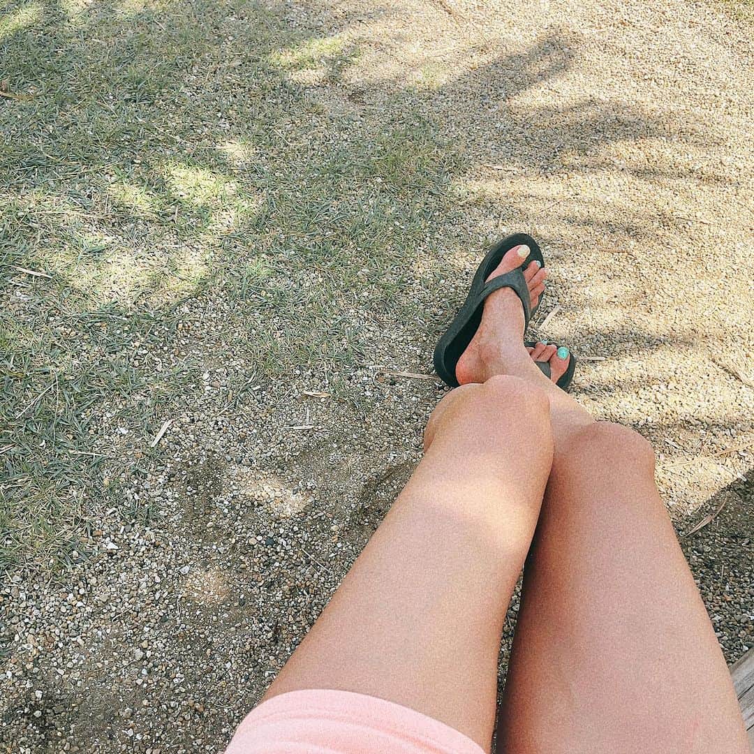 千波のインスタグラム：「白さを保つ事を諦め 焼ける事を許可した夏。  焼けてても お肌ツヤツヤ美肌という 方向性に切り替えてケア頑張ったら 焼ける前より お肌はツヤツヤです✨  そう思い返すと、 色んな事を 制限して生きてきたんだなって思います。  今心はとっても充実してる🫶  友人に 麦チョコボールと名付けられました。 楽しんでるからもう なんでも良い👩🏿‍🦰🏝️  #麦チョコボール美容家誕生 #美容家 #日焼け」