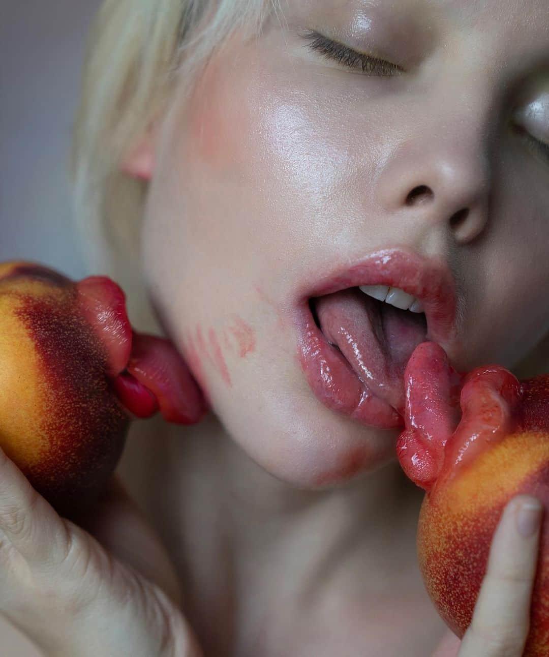 エリーナ・シェンドリンさんのインスタグラム写真 - (エリーナ・シェンドリンInstagram)「Bliss. Which fruity delight will you choose?  With heartfelt thanks for creating the fruits and makeup @costa_makeup 🍓🥭🍑🍇」9月10日 21時25分 - sheidlina