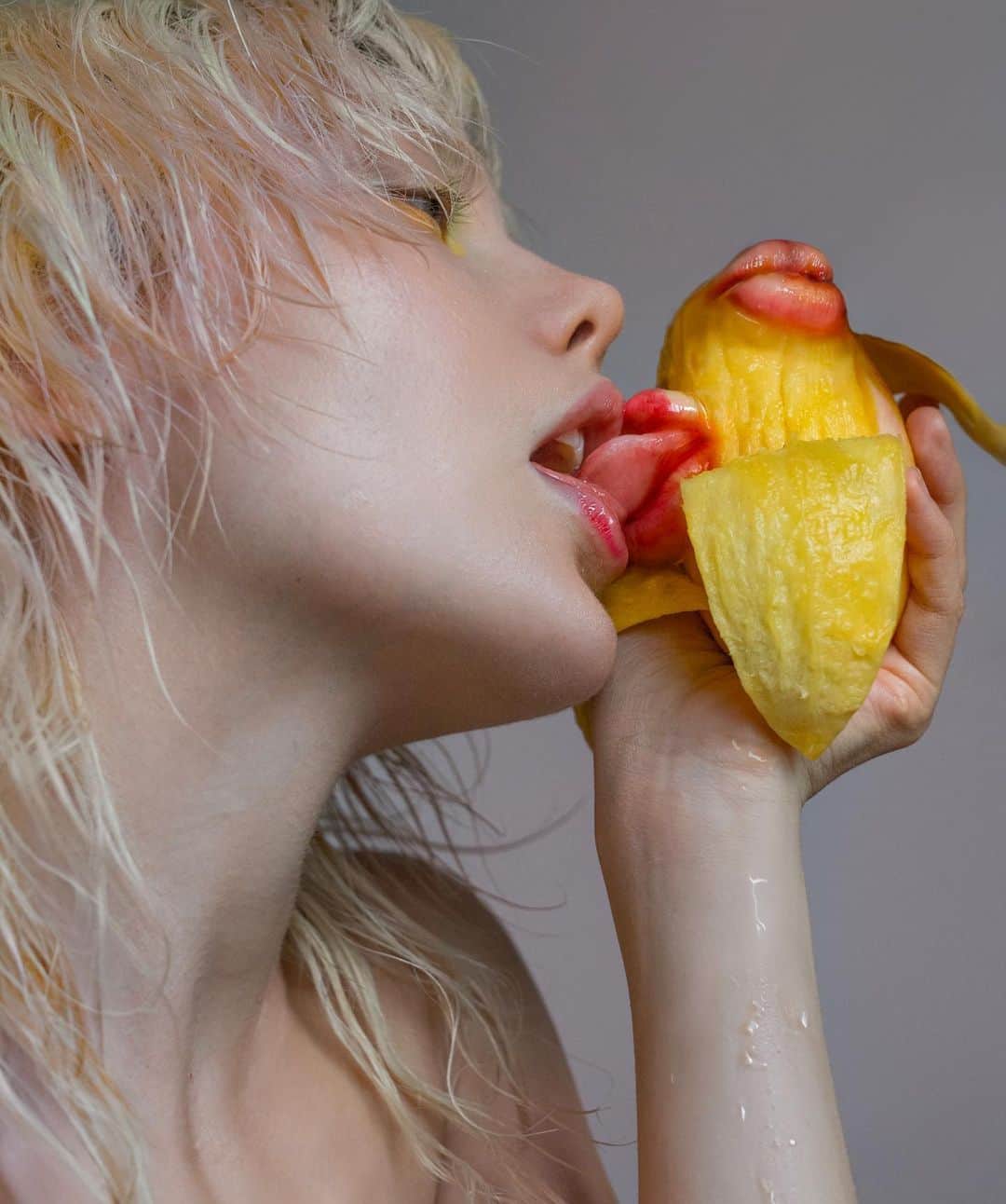 エリーナ・シェンドリンさんのインスタグラム写真 - (エリーナ・シェンドリンInstagram)「Bliss. Which fruity delight will you choose?  With heartfelt thanks for creating the fruits and makeup @costa_makeup 🍓🥭🍑🍇」9月10日 21時25分 - sheidlina