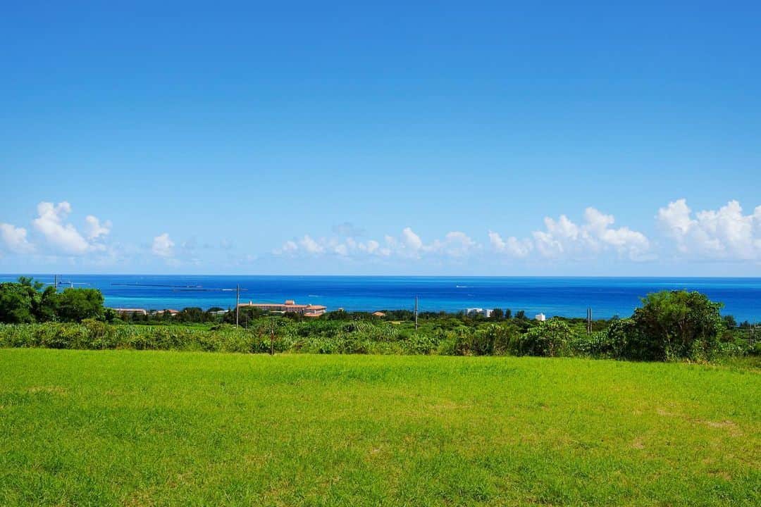 のインスタグラム：「🌺GRANDVRIO RESORT ISHIGAKIJIMA🌺 当館から5分ほどの場所にある 丘の上からみた景色。  青空とグラデーションが美しい海、緑の中で 目立っている赤瓦の建物が当ホテルです。  繁華街からすこし離れた場所にあり、 海に落ちていく夕陽や天の川など 美しい天体ショーもご覧いただけます✨  石垣島ステイは、ぜひ当ホテルで過ごしませんか。  #グランヴィリオリゾート石垣島 #グランヴィリオリゾート石垣島ヴィラガーデン  #石垣島 #石垣島旅行 #石垣島ホテル #沖縄ホテル #オーシャンビュー #リゾートホテル #離島巡り #離島ホテル #オーシャンビューホテル #サンセット #絶景」