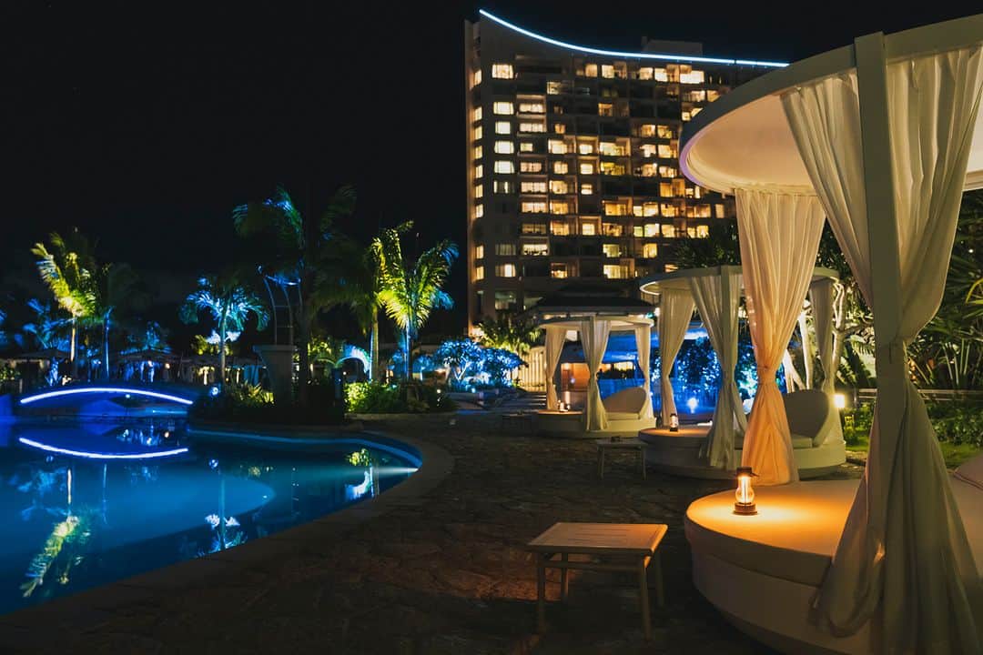 Okinawa Marriott Resort & Spa 【公式】さんのインスタグラム写真 - (Okinawa Marriott Resort & Spa 【公式】Instagram)「【まだ泳げます！】ガーデンプールで、10月まで「夏」を満喫！  9月とはいえ、まだまだ暑い日も多い沖縄。 そんなときは、ぜひ当ホテルのガーデンプールへ！  6つのプールとキッズプールを備えた 全長170mの屋外プールでは、 10月いっぱい22時までのナイトプールも開催。  たっぷり遊んで、夕日を眺めて。  南国沖縄の夏はまだ終わりません！  プールについて詳しくは、  @okinawa.oriental.hotel プロフィールから ウェブサイトをご確認ください。  ""Yes! We can still go swimming!"" Our Garden Pool extends the summer season until the end of October!  Even in September, Okinawa experiences MANY hot days which are perfect for the pool!  Our 170m long pool area with 6 pools which include a kids' pool will remain open until 22:00 all the way through October.  The pool is the perfect place to enjoy a beautiful sunset. Summer in tropical Okinawa is not over yet!  #沖縄プール付きホテル #沖縄プールホテル #名護プール #沖縄リゾートホテルプール #沖縄ナイトプール #沖縄 #okinawa #やんばる #yanbaru  #沖縄旅行 #okinawatrip #沖縄観光 #名護  #沖縄大好き #家族旅 #女子旅  #女子旅行 #夫婦旅行 #記念日旅行  #沖縄ホテル #リゾートホテル  #オリエンタルホテル沖縄 #orientalhotelokinawa  #オリエンタルホテル #orientalhotel #ikyu_travel #funnightatresort」9月10日 21時18分 - okinawa.oriental.hotel