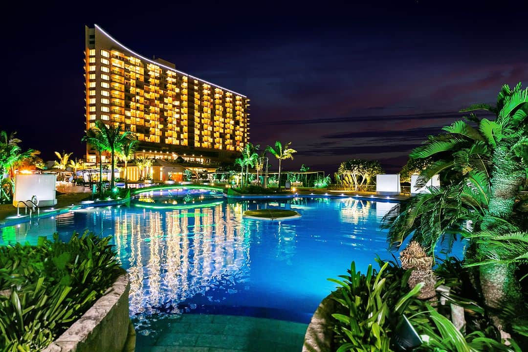 Okinawa Marriott Resort & Spa 【公式】のインスタグラム：「【まだ泳げます！】ガーデンプールで、10月まで「夏」を満喫！  9月とはいえ、まだまだ暑い日も多い沖縄。 そんなときは、ぜひ当ホテルのガーデンプールへ！  6つのプールとキッズプールを備えた 全長170mの屋外プールでは、 10月いっぱい22時までのナイトプールも開催。  たっぷり遊んで、夕日を眺めて。  南国沖縄の夏はまだ終わりません！  プールについて詳しくは、  @okinawa.oriental.hotel プロフィールから ウェブサイトをご確認ください。  ""Yes! We can still go swimming!"" Our Garden Pool extends the summer season until the end of October!  Even in September, Okinawa experiences MANY hot days which are perfect for the pool!  Our 170m long pool area with 6 pools which include a kids' pool will remain open until 22:00 all the way through October.  The pool is the perfect place to enjoy a beautiful sunset. Summer in tropical Okinawa is not over yet!  #沖縄プール付きホテル #沖縄プールホテル #名護プール #沖縄リゾートホテルプール #沖縄ナイトプール #沖縄 #okinawa #やんばる #yanbaru  #沖縄旅行 #okinawatrip #沖縄観光 #名護  #沖縄大好き #家族旅 #女子旅  #女子旅行 #夫婦旅行 #記念日旅行  #沖縄ホテル #リゾートホテル  #オリエンタルホテル沖縄 #orientalhotelokinawa  #オリエンタルホテル #orientalhotel #ikyu_travel #funnightatresort」