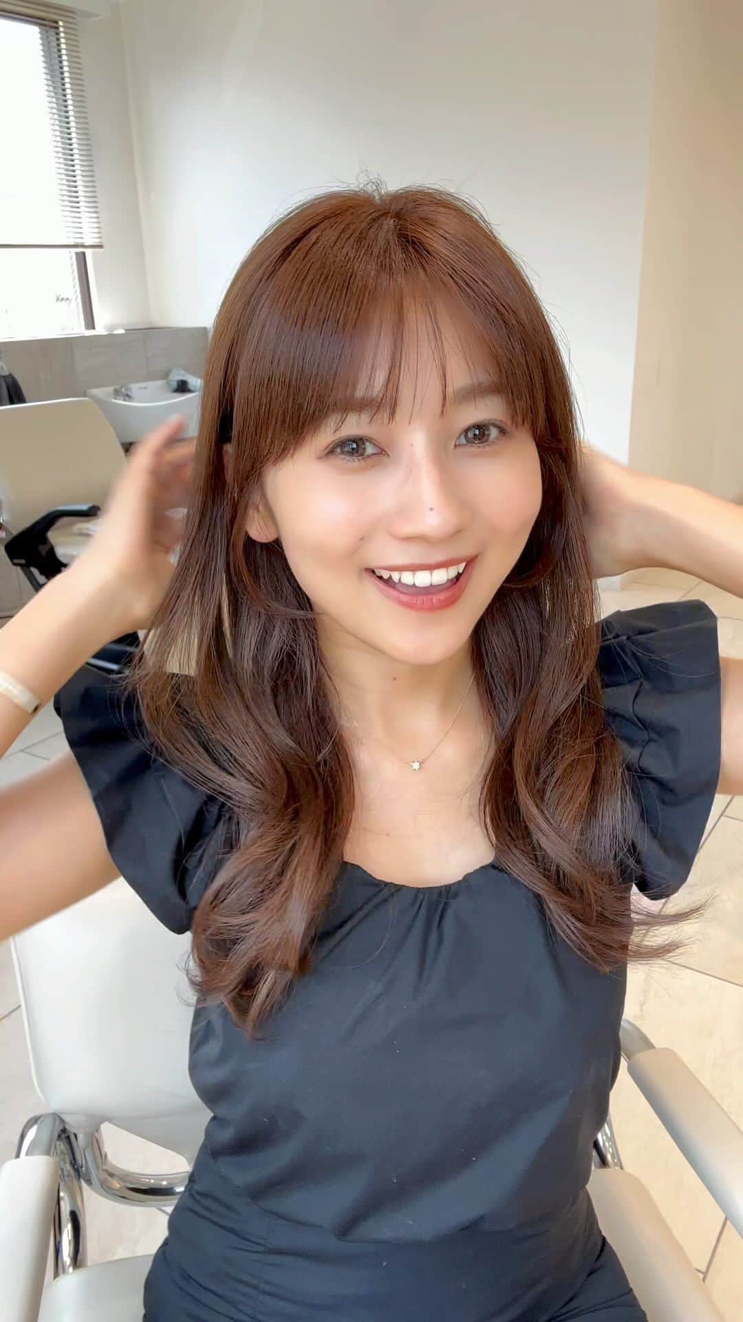 横井佑弥のインスタグラム：「bang cut.  結んでも可愛い顔まわりは 毛流れ、骨格に合わせてカットすることを心がけてます  品があってしなやかな女性像をイメージして、、、✂︎  #やさしげ #顔まわりカット」