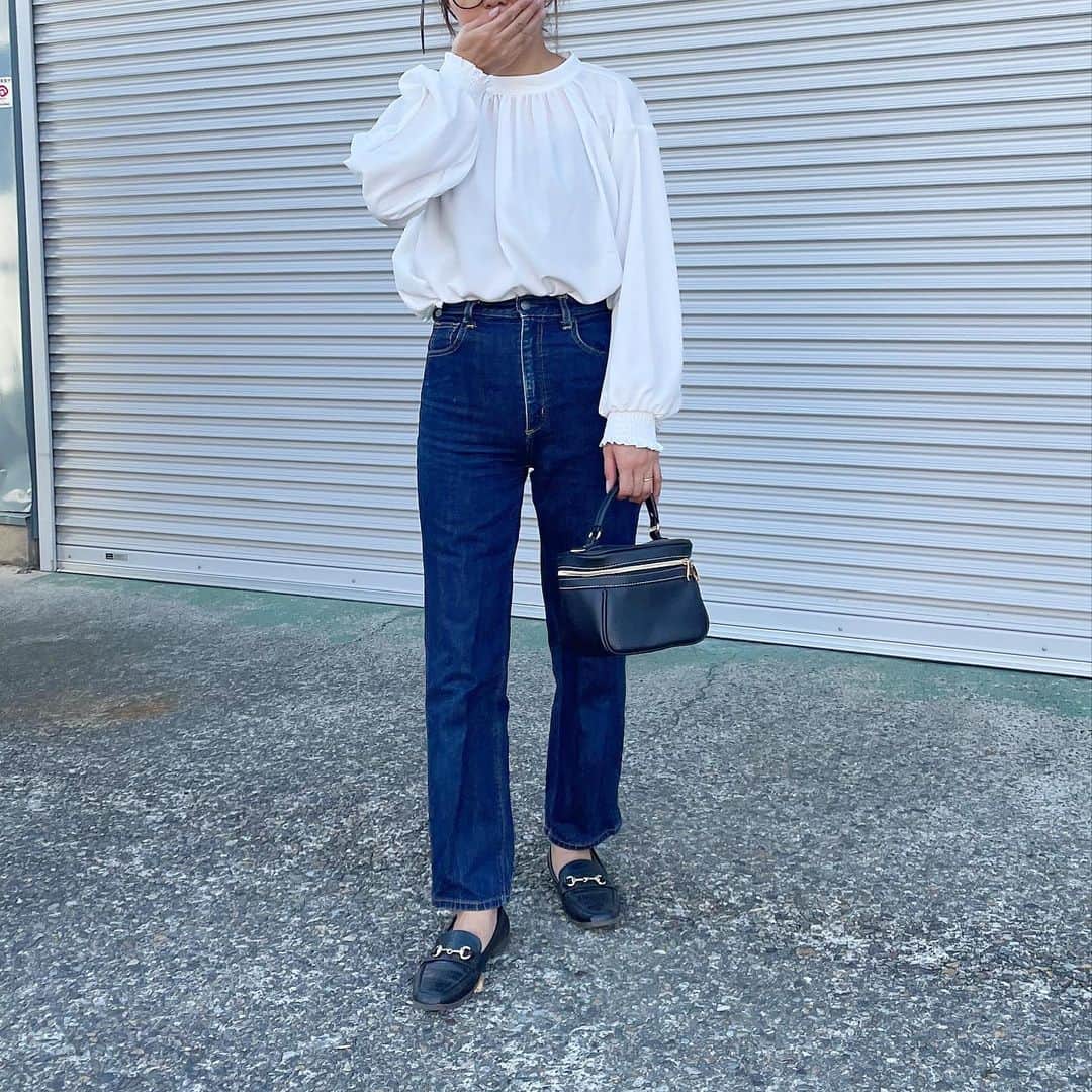 yuu_renonのインスタグラム：「@geera__official  ギャザーブラウス 商品番号🔍205821  ギャザーたっぷりの シルエットが可愛いブラウス♡ まだまだ暑さつづくけど 秋物も少しづつ🍂  是非チェックしてみてね♡ ZOZOで買えるよ〜♡  #GeeRA  #geera_ootd  #ジーラ  #タイアップ  #大人コーデ #夏コーデ  #fashion#162cm#イエベ春#骨格ストレート #大人カジュアル#今日のファッション #今日のコーデ #プチプラコーデ #着回しコーデ #ママファッション #ママコーデ#3児ママ#高校生ママ #outfit #ootd #ootd_kob #ponte_fashion #mineby3mootd #mamagirl #hotmamatown #locari」