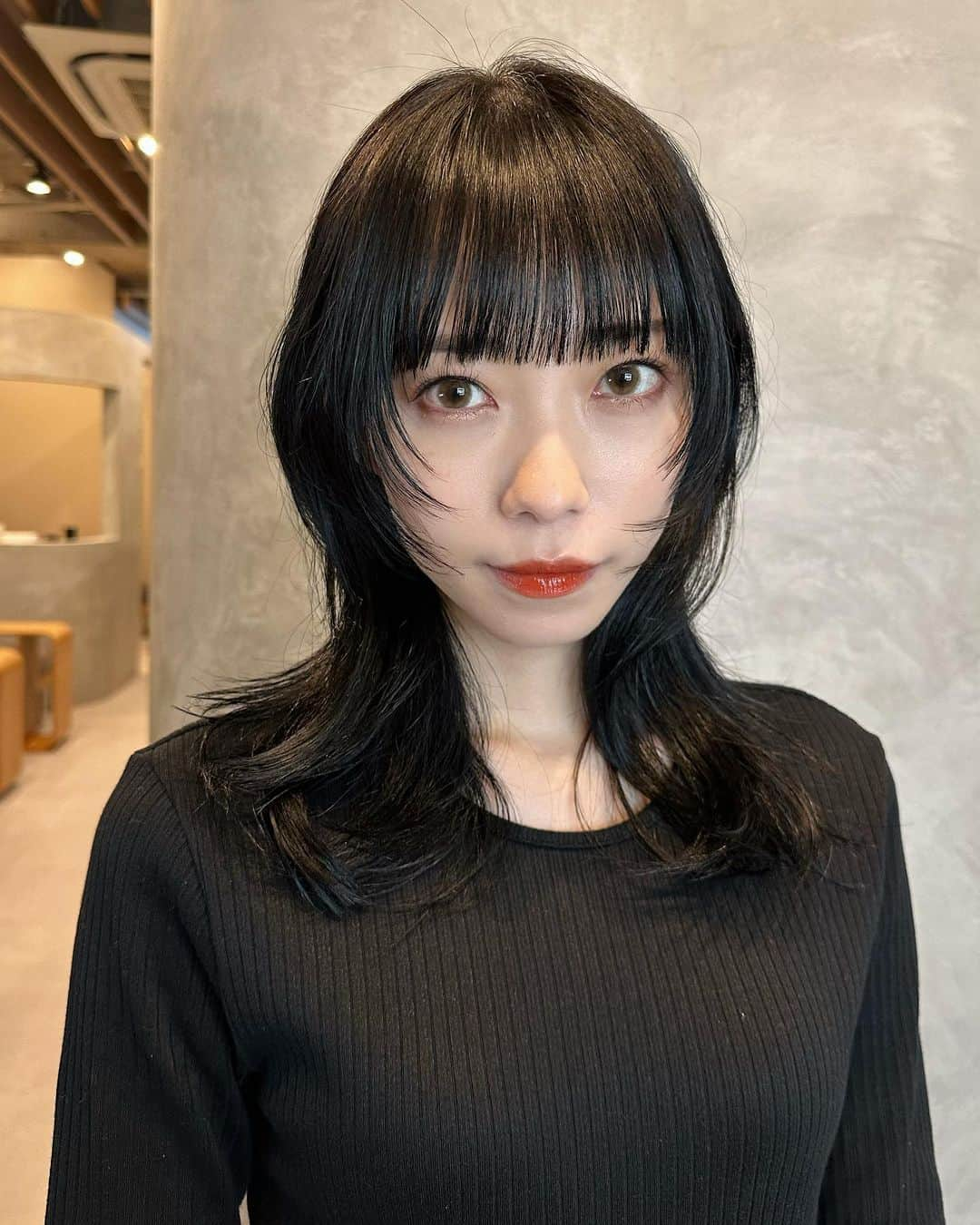 natsuoのインスタグラム：「blue black color × worf layer cut   @akari_ishizuka さんいつもありがとうございます✨  #なつお産 #レイヤーカット #ウルフカット #ウルフカット女子 #ウルフレイヤー」