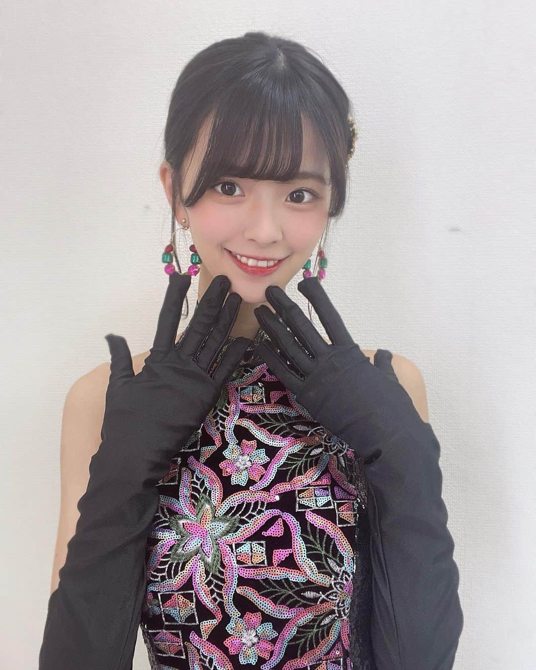 桜田彩叶のインスタグラム：「今日の投稿は  #まとめ髪 です 🫶🏻  #今さら道頓堀 の衣装が大人っぽいのでそれに合わせて下めのお団子でまとめました！ すっきりして見える〜大人桜田どう？   #アイドルヘア  #ヘアアレンジ  #お団子ヘア  #アイドル衣装」