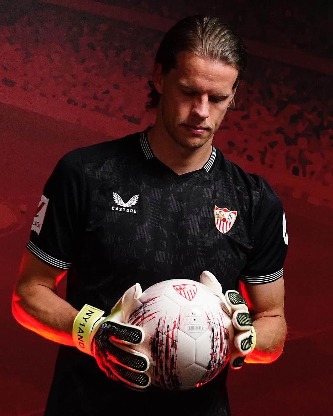 セビージャFCのインスタグラム：「📆 Hoy, 🔟 de septiembre, es el cumpleaños de nuestro portero @orjanhnyland1 🇳🇴  Gratulerer med dagen! 🥳  #WeareSevilla #NuncaTeRindas #birthday #sevillafc #sevilla」