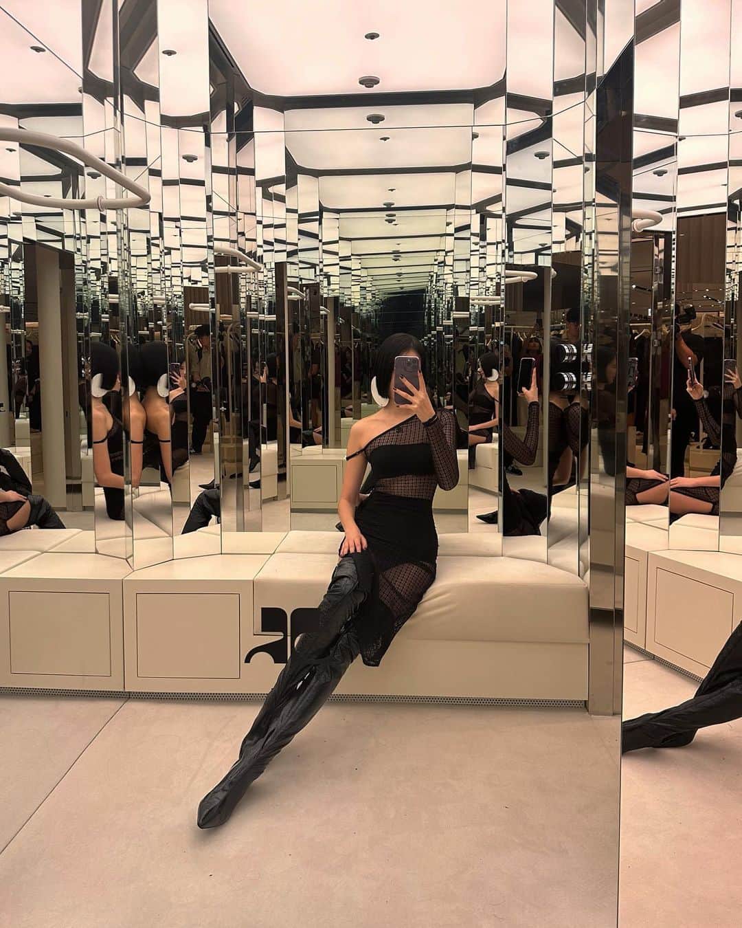 アイリーン・キムさんのインスタグラム写真 - (アイリーン・キムInstagram)「@courreges LOVE in Seoul🖤❤️‍🔥  #광고 #courregessoundbox  #꾸레쥬사운드 #꾸레쥬레이블」9月10日 21時22分 - ireneisgood