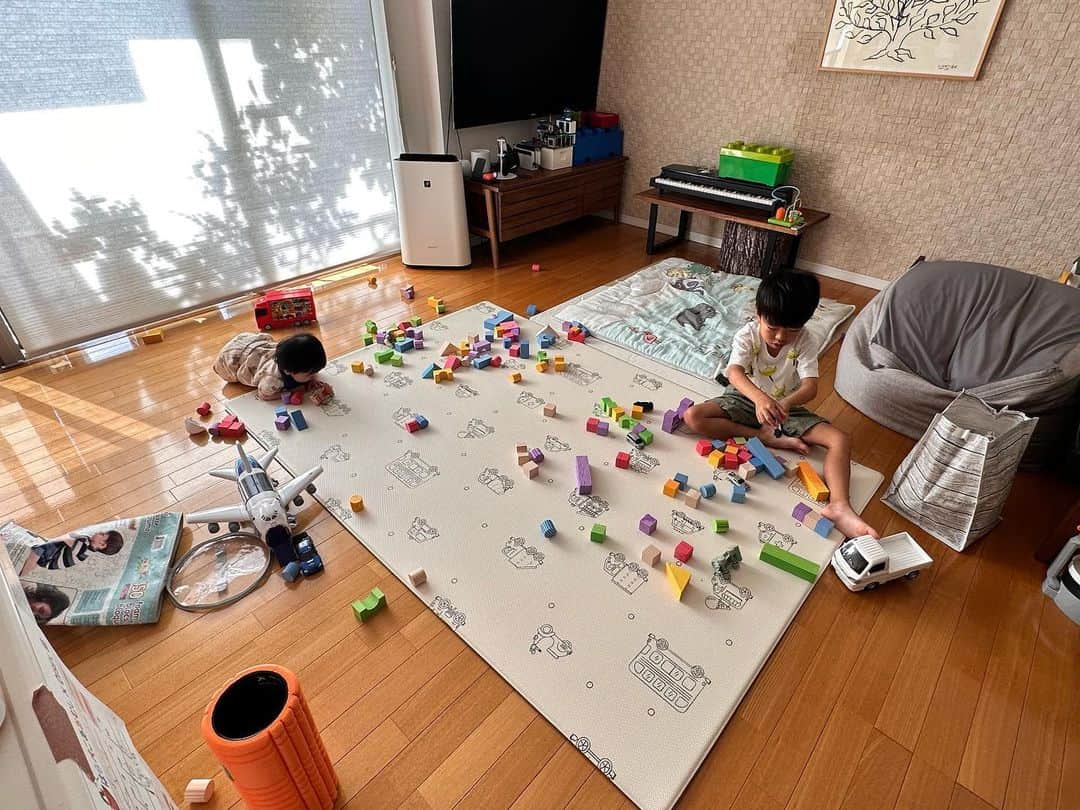 のインスタグラム：「それまでの私の人生なら絶対にこんな散らかったリビングで生きて行けなかった。 イライラしてすぐに片付けてただろう。 でも2人産んでみて生活してみて、そんなことにHPを使っている余裕は無いと知った。一日の最後に片付いていればいいやって思えるようになった。 成長した、あたし。えらい。   #子育てぐらむ #BOYSママ #リビング散らかり放題  #ふたり子育て #mytreasure」
