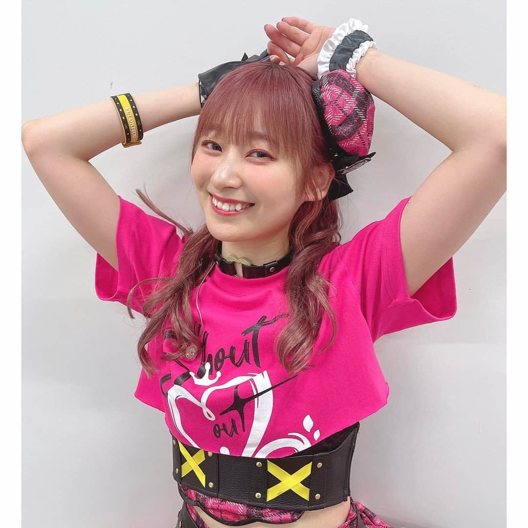 山下七海のインスタグラム：「「THE IDOLM@STER CINDERELLA GIRLS Shout out Live!!!」 DAY2 ⁡ アンコール衣装💕 ⁡ 「認めてくれなくたっていいよ」のサビ中、プロデューサーちゃんたちが愛を叫んでるのが聞こえてきました🛎️🌟 嬉しかった😉~♡ ⁡ Shoutしただろうから喉ケアしてね♩ ⁡ これからも一緒に楽しい事が沢山待ってますように🧡🍬 ⁡ 引き続きプロデュースよろしくお願いします🌟 ⁡ 大槻唯役　山下七海」