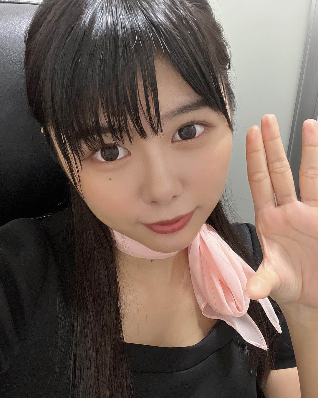 蒼山みことのインスタグラム：「イメチェン🪄︎︎✨  楽しみにしててね😉 イメチェン後の写真は明日投稿します！  髪色は来年の誕生日に変える予定🙆‍♀️  ♡  ♡  ♡  #newpost  #Japanese #japanesegirl  #グラビアアイドル #グラビア #インスタグラビア #グラドル  #イメチェン  #髪型  #明日  #楽しみだ  #いいね #instaphoto #instagood #follow #followme」