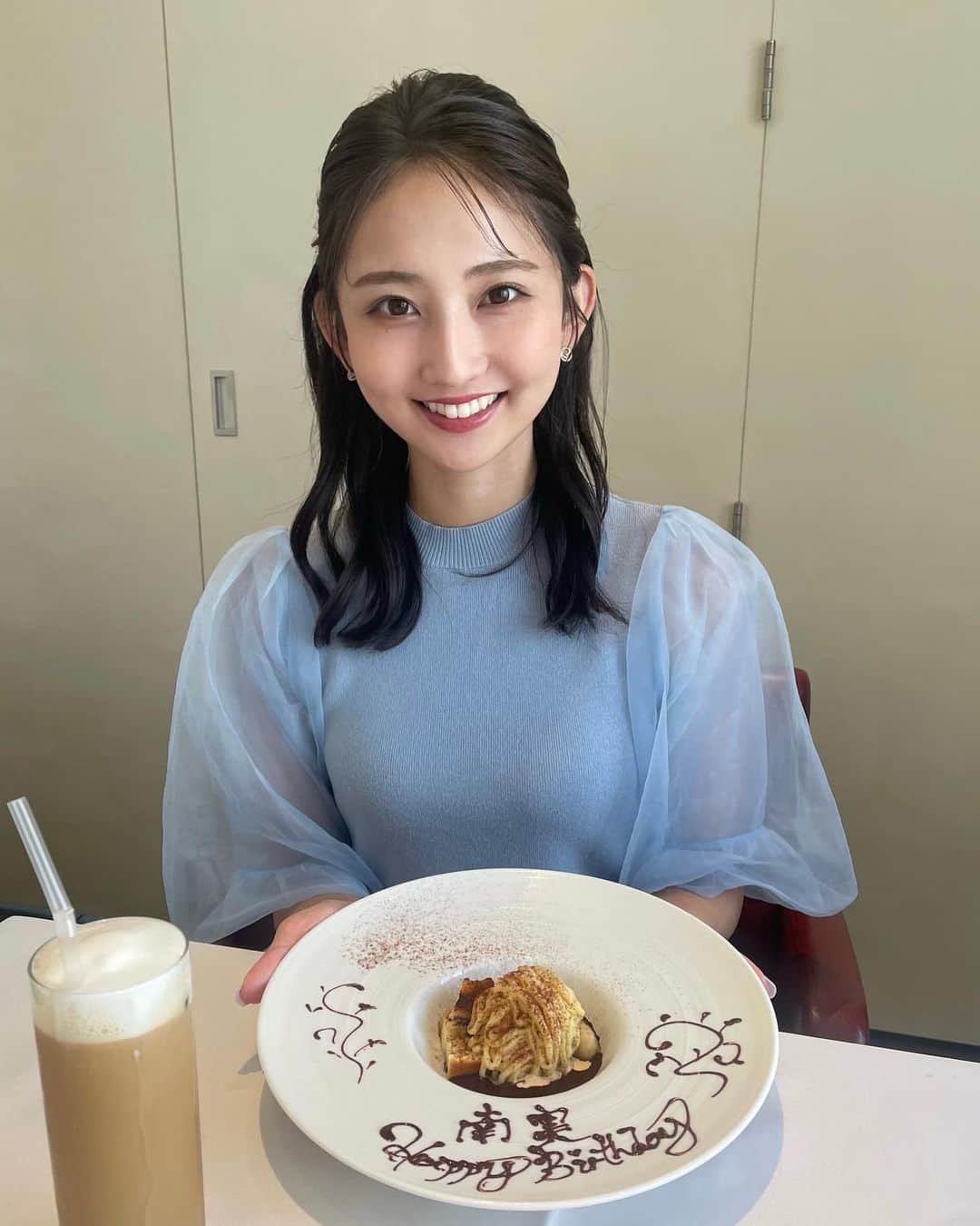 友廣南実さんのインスタグラム写真 - (友廣南実Instagram)「・ 昨日で、22歳になりました✌️✌️ お祝いメッセージありがとうございます💌☺️  21歳は沢山の方々に出逢い、 支えていただいたので、 そんな皆さんに恩返しできるように頑張ります💪  これからも、よろしくお願いします☀️  #ダブルピース」9月10日 21時23分 - minami_tomohiro_