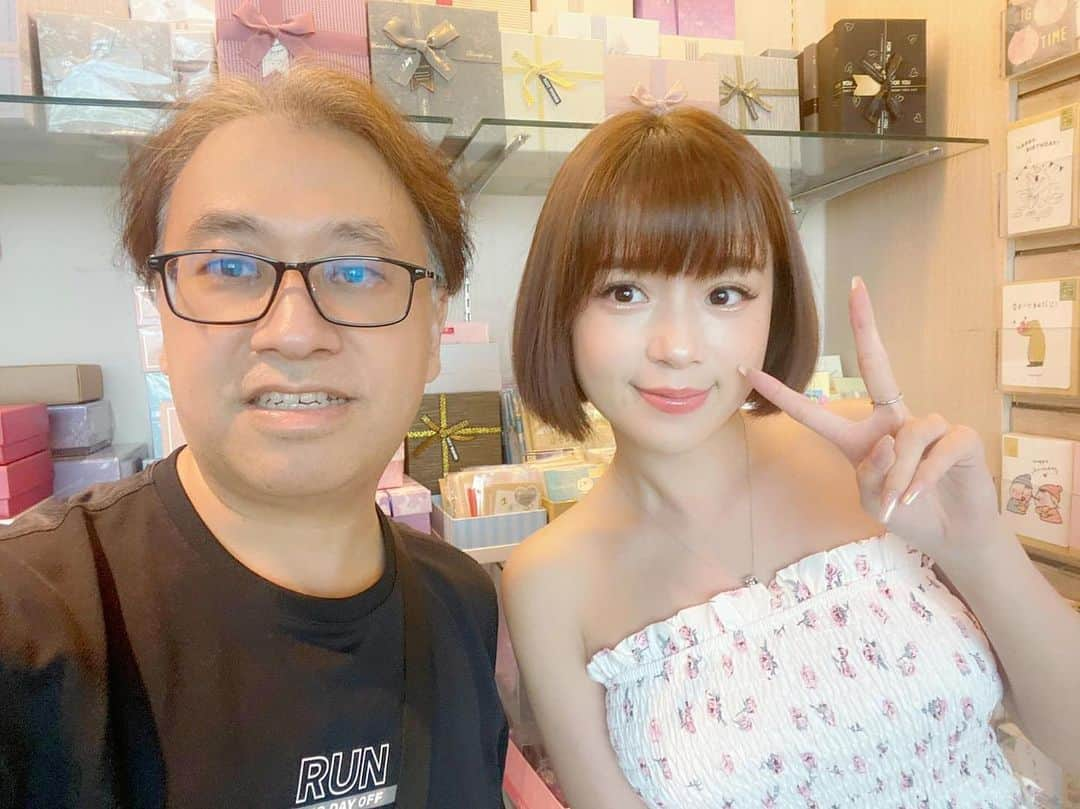 龐文宏のインスタグラム：「元元寫真月曆簽名會合照時間:可愛的元元的妹妹琦琦❤️❤️❤️🥰🥰🥰👍👍👍」