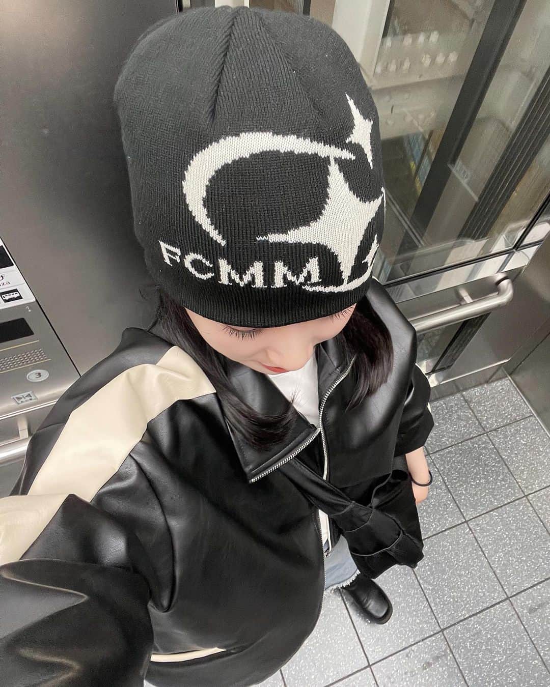 河﨑莉奈のインスタグラム：「秋服が1番スキです( ◠‿◠ )✦  @fcmm_japan  @fcmm_official   激カワな비니と가방ゲットしました~✌🏻」