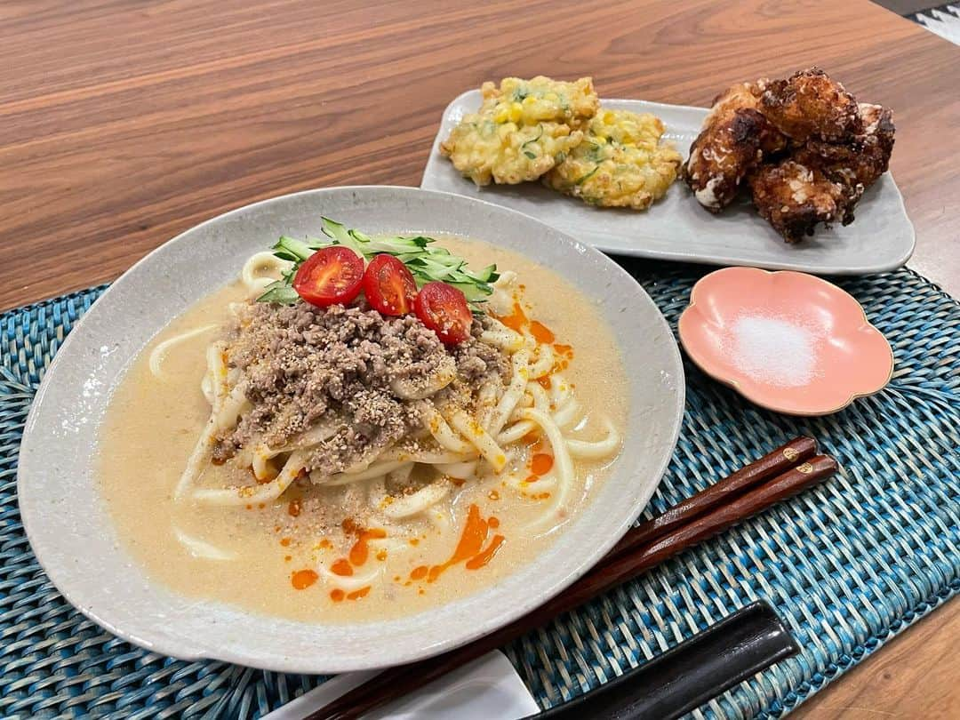 真飛聖のインスタグラム：「☺︎まとぶ飯☺︎  坦々うどん。 〜山本ゆりさんのレシピより〜  のせる野菜、きゅうりとミニトマトにしてみました✨  山本さんのレシピ、どれも美味しそうなんですよね〜 こちらの坦々うどん、 実は美味しすぎて、2日連続で食べました（笑）  塩麹の唐揚げ。  とうもろこしのかき揚げ🌽。  〜どちらも大好きな榎本美沙さんのレシピより〜  かき揚げ、久々にしたら サクッと仕上がらなくてちょっとしょんぼりだったんですが・・・ 何やら炭酸水を入れるといいという アドバイスをもらいまして！！！ リベンジしたいと思います✌️  今回、米粉であえて、油はオリーブオイルにしてみました。 美味しかったです！！！  そしてそして、お気に入りのゴマが2枚目の 『喜界島産』の いりゴマとすりゴマ。  仲良しのまりちゃん(涼乃かつきちゃん)が いつもお土産に持ってきてくれるんだけどね、これ、ほんとに美味しいの♡  色々な料理にゴマを使うから ほんと嬉しい✨ありがとう♡  @yamamoto0507  @misa_enomoto  #まとぶ飯 #山本ゆり さん #榎本美沙 さん #まり#涼乃かつき さん #喜界島産ゴマ」