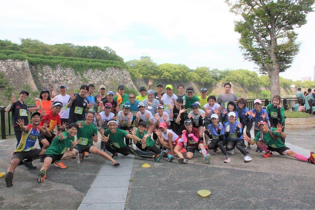 石田靖さんのインスタグラム写真 - (石田靖Instagram)「大阪城公園で 寛平マラソン2023 練習会〜  久しぶりの参加できっつ。。。  今、心地よい筋肉痛です😆  クラス分けしたもらったり  股関節稼働率上がったり  #十田スキップ したり。。。  笑顔で参加出来る😀 寛平マラソン練習会いと楽し  #寛平マラソン #寛平マラソン2023 #寛平マラソン練習会 #大阪城公園 #蚊多すぎ #股関節筋肉痛 #石田靖 #一期一笑」9月10日 21時29分 - yasulog