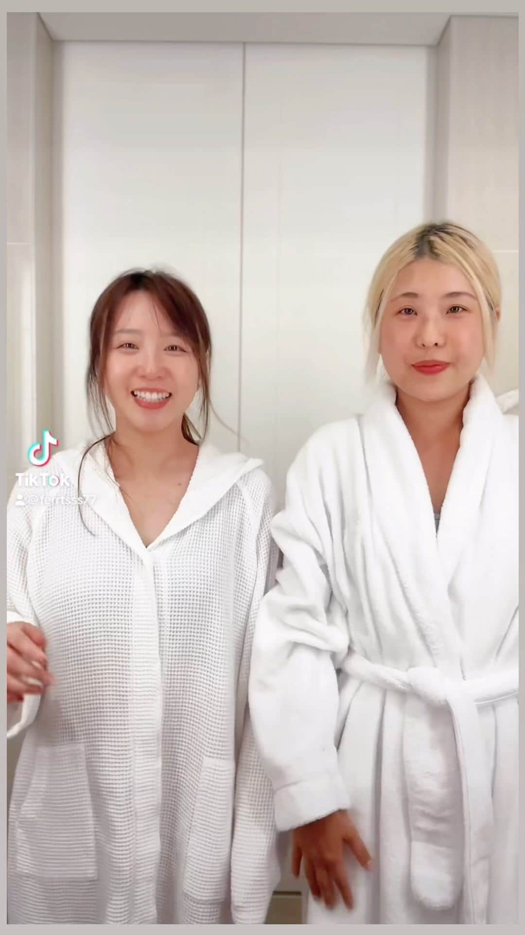 鄭茵聲のインスタグラム：「浴間馬拉桑 #兩位泰泰好」