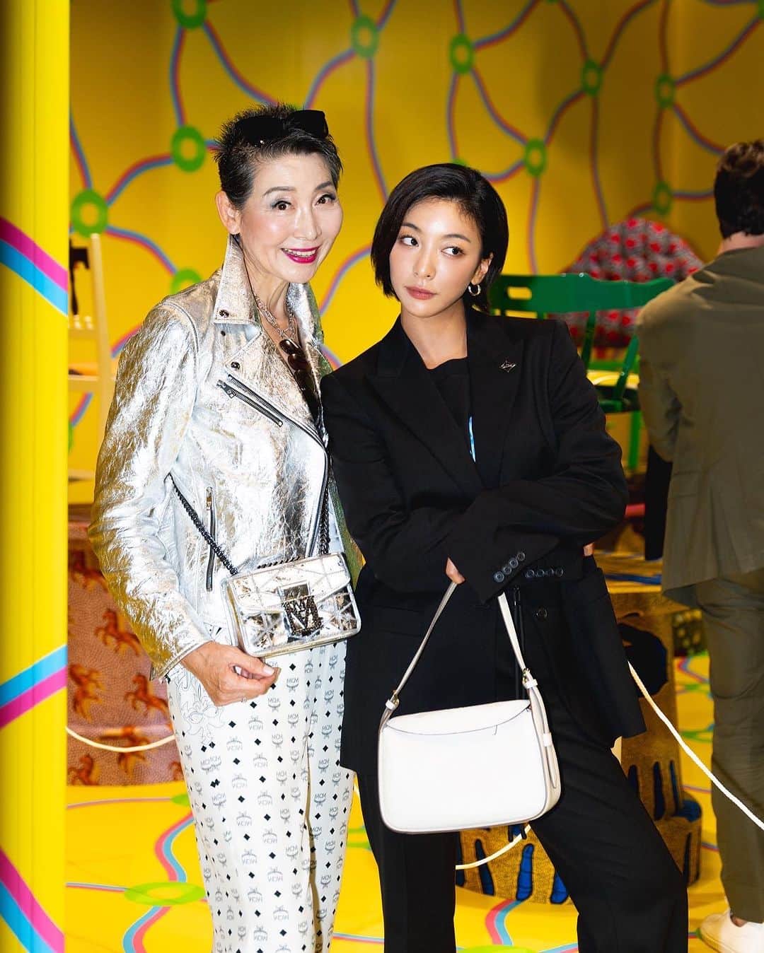 のインスタグラム：「MCM x Yinka ilori for  Frieze Art  Fair 2023, Seoul Korea 🍋 @mcmkorea_official   With  @aracho216 💓 @jihye_salt 💓  Make up @blow_jiyoung 🎀 Hair @byunjihyunee 🍑  📸 @magazine__h」