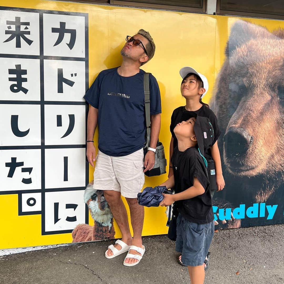 かんあきチャンネルのインスタグラム：「8年ぶりのカドリードミニオンへ。あちゃぎんは初めてクマさんにエサやりして大興奮、プーキーズさんのショーに爆笑😂 ♨️寄って今帰り中〜」