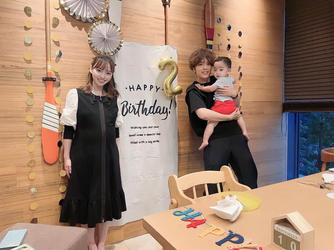 水紀華のインスタグラム：「2歳のお誕生日おめでとう🎂🎊 あっという間で親の私もびっくり🫢笑 ⁡ ⁡ 生まれた時は1011gで たくさんの不安があって… でも、夫や家族と協力して みんなで成長を見守って ⁡ 今では12倍の体重になり 消防車が大好きで フレンドリーで活発な男の子に成長して…… ⁡ こんなに幸せな未来が 待っていると思わなかった🥲🍀🩷 ⁡ ⁡ ⁡ ⁡ 子育ては大変なこともツライことも もちろんあるけれど ⁡ 命懸けで産まれてきてくれて 存在していること自体が奇跡だし ⁡ 家族をこんなにも笑顔にしてくれて 存在しているだけで有難いですね🥰 ⁡ ⁡ ⁡ そして、子育てを通して 夫婦から→家族へと 成長させてもらっているなぁ…と👪 ⁡ 人間だから色々あるけれど 家族ってそう簡単に切れる縁ではないし 好きとか嫌いとか損得とか駆け引きなどとは 無縁で、純粋な信頼や許し合い 全てを互いに受け入れる愛がそこにはある。 ⁡ ⁡ 「健やかなるときも、病めるときも、 喜びのときも、悲しみのときも、 富めるときも、貧しいときも、 これを愛し、これを敬い、これを慰め、 これを助け、その命ある限り、 真心を尽くすことを誓いますか？」 ⁡ という結婚式の誓いの言葉を 子ども達を通して実感させてもらっている👦🤰♡ ⁡ ⁡ ⁡  ⁡ ⁡ ＊＊＊  最後の動画  車が大好きなミニおじに トミカ詰め合わせをプレゼントしたら 取るのが早すぎて笑った🤣🤣🤣  #2歳誕生日 #2歳誕生日プレゼント #2歳男の子 #家族コーデ #nicubaby #nicu卒業生 #極小低出生体重児」