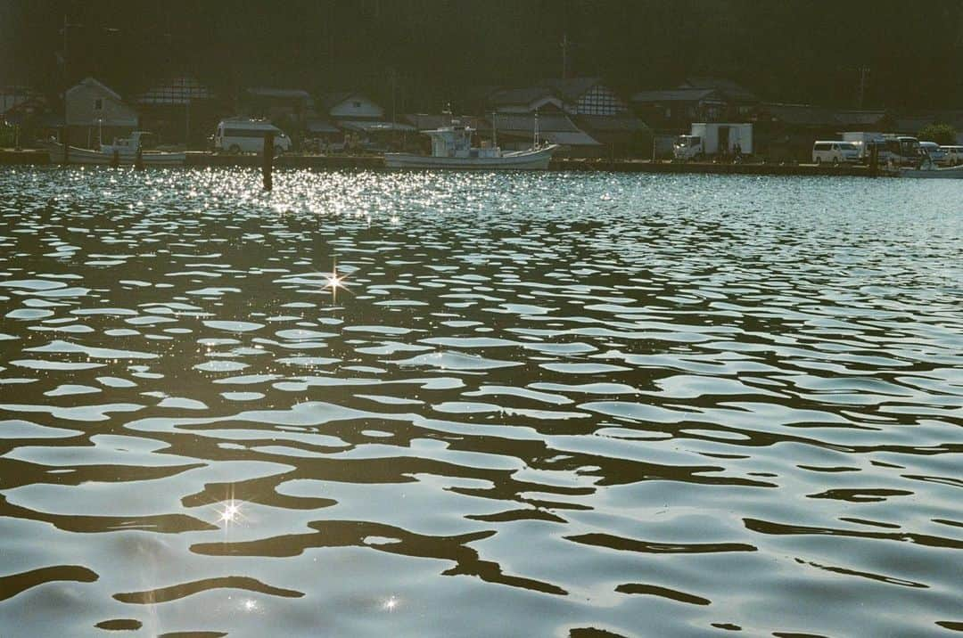 奥平大兼さんのインスタグラム写真 - (奥平大兼Instagram)「9月10日　日曜日　晴れ こんにちは。奥平です。 昨日は「最高の教師」第8話が放送されました。 相楽くんのことがわかる回になってましたね。 物語の筋的には、また一歩鵜久森さんの事件に関して、進んで行った回でもありました。 内容的には、僕はとても感動できました。 自分の弱い部分を認めるのが怖い所が、なんだか学生ならではの感覚だったかもと、自分の学生時代を少し思い出させられました。 それにしても清史郎くんとても良かったですね。 迫田役の優輝くんも、とても友達としてのかっこよさが出ていました。 来週は、第9話です。 遂に、あの日の真相が全て明かされる回になっています。 第9話も含めて、死に向きあう、そしてそれぞれで考えてる３年D組の生徒たちを見守っててください。 そして、みてくださる方々も是非一緒に考えながら見てくれると嬉しいです。 また来週もお楽しみに。  今日は外に出る時に、「最近涼しい日があるからもしかしたら涼しいかもっ」って思って、外に出たら、普通に暑くてがっかりしました。 本当にもうそろそろ、涼しくなってもいいんですけどね。 もう夏も、やってないことたくさんあるけど飽きてきました。 秋になるのが待ち遠しいです。 なんか、夏って起きるとぐったりしませんか？ 暑いからなんでしょうか。 起きた後って元気なはずなのに、なんかぐったりして布団から出る気になりません。 冬は寒くて布団から出る気になりませんが、夏も大概だなと生きていて初めて思いました。 そう考えると、春と秋はちょうどいい気候でいいですよね。 春は人によっては花粉とかがあって辛い時期かもしれませんが、さくらや暖かい気候やなんだか落ち着たくなる季節かなと思います。 秋は、夏からの、少し涼しい気候になって、ご飯とか旅行とか色々アクティブに動きたくなる季節って個人的には思います。 あと、なんでかわかりませんけど、季節によって聴く音楽って変わりませんか？ 結構皆さんそういうひといると思うんですけど、なんでなんですかね。 結構季節とか、あと細かくいうと時間とか、場所とかによって合う音楽を見つけるのがとても好きなんですよね。 プレイリストとか作れるとそれを聞いてる時はとても楽しいです。 じゃあ、皆さんの秋といえばの曲を教えてください。 個人的には秋がぴったりの曲見つけるのが1番難しい季節だと思うんですよね。 僕は個人的に秋に合うと思う具体的な曲はないんですけど、KIRINJIさんとかは秋に似合う気がします。 異論はめちゃくちゃ認めます。 皆さんもこの人かもって人いたら教えてください。 ということでまた明日ですね。  #PR #奥平の日記 #一年前の今日らへんは七尾にいたことを思い出してこの写真にします。」9月10日 21時42分 - okudairadaiken_official