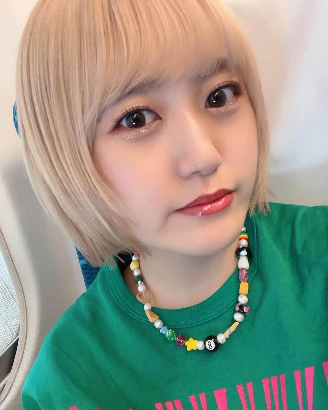 高木美佑のインスタグラム：「💚🩷💚  髪切りました〜！✂️ 顔周りだけレイヤー入れてみたよ☺️  #昨日はお団子アレンジで誰にもバレなかった🤣 #顔周りレイヤーボブ」