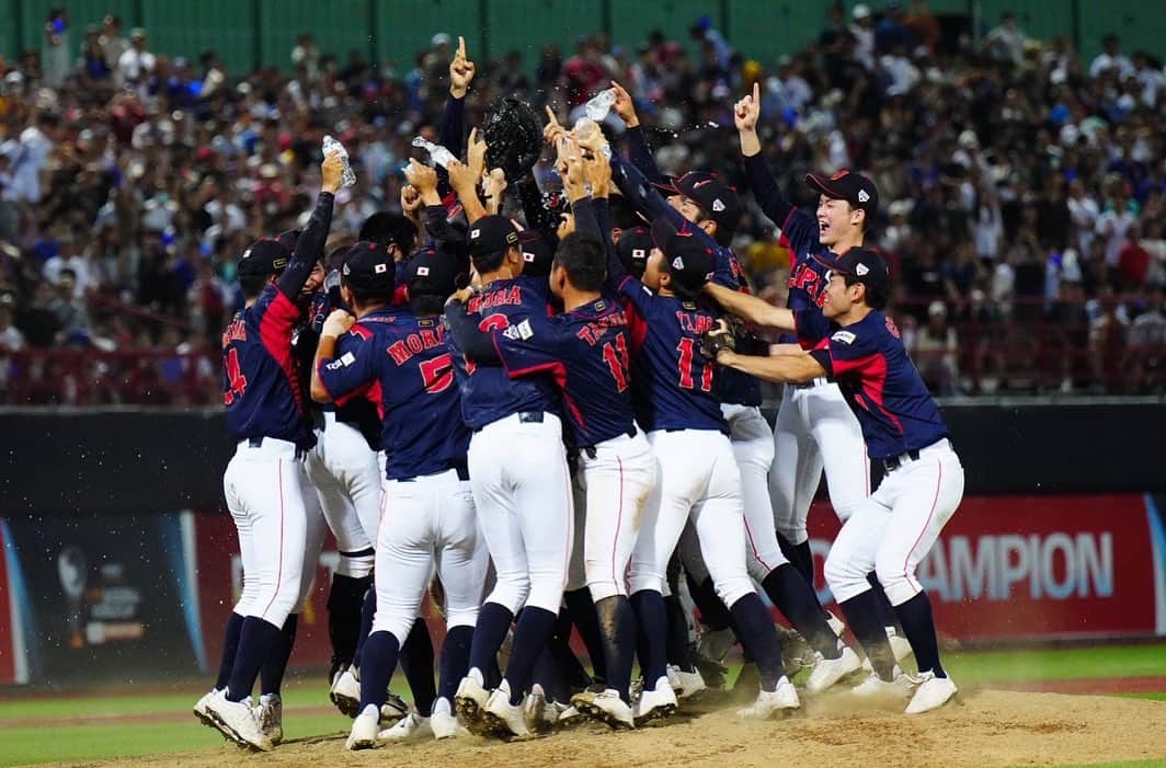 ベースボール専門メディア「Full-Count」のインスタグラム：「U-18 侍ジャパン🇯🇵 2-1 台湾🇹🇼  ㊗️日本が悲願の初優勝🎉  先発した #大阪桐蔭 #前田悠伍 投手が1失点完投🔥  4回にはスクイズなどで逆転し、頂点に立ちました👏  Photo by Yuji Arakawa   #侍ジャパン」