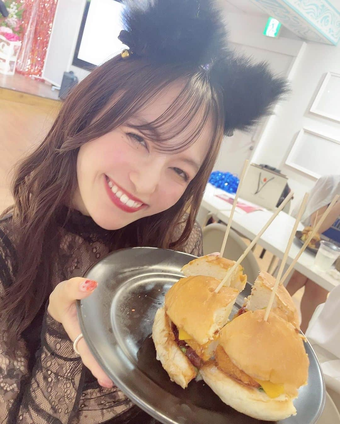 三浦菜々子さんのインスタグラム写真 - (三浦菜々子Instagram)「わ〜🐈‍⬛🍔  #白キャン #真っ白なキャンバス #アイドル #idol #三浦菜々子 #黒猫 #ハンバーガー #shimaumaburger」9月10日 21時50分 - miura_nanako