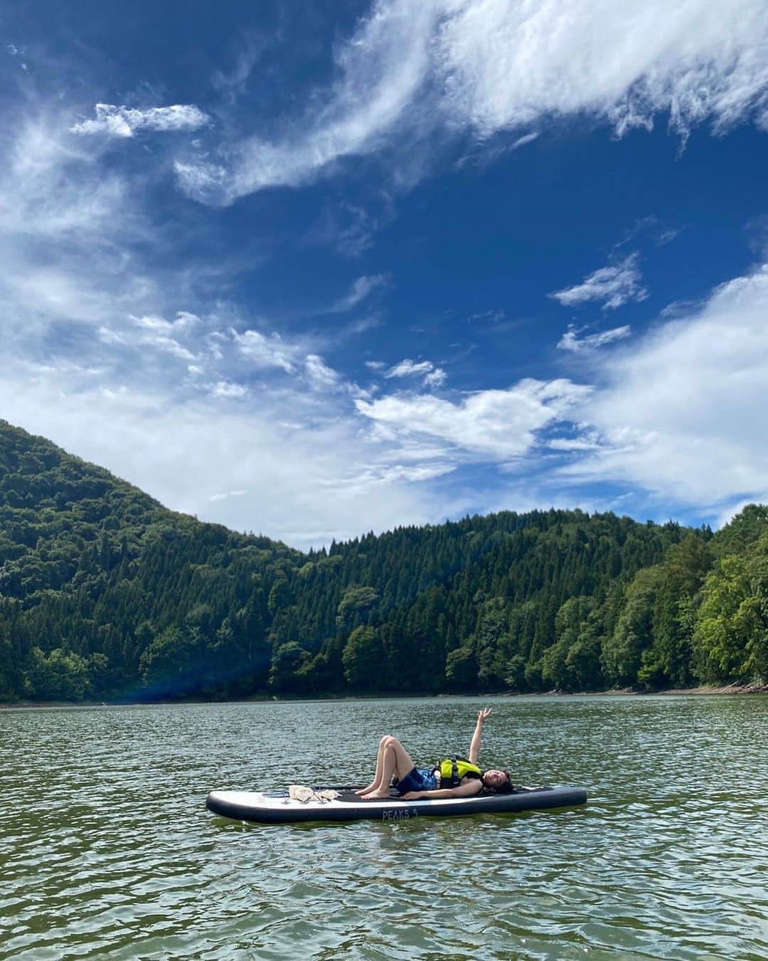 のインスタグラム：「2022の夏のおもひで  今年もSUPどこかでしたいナー 🏄」