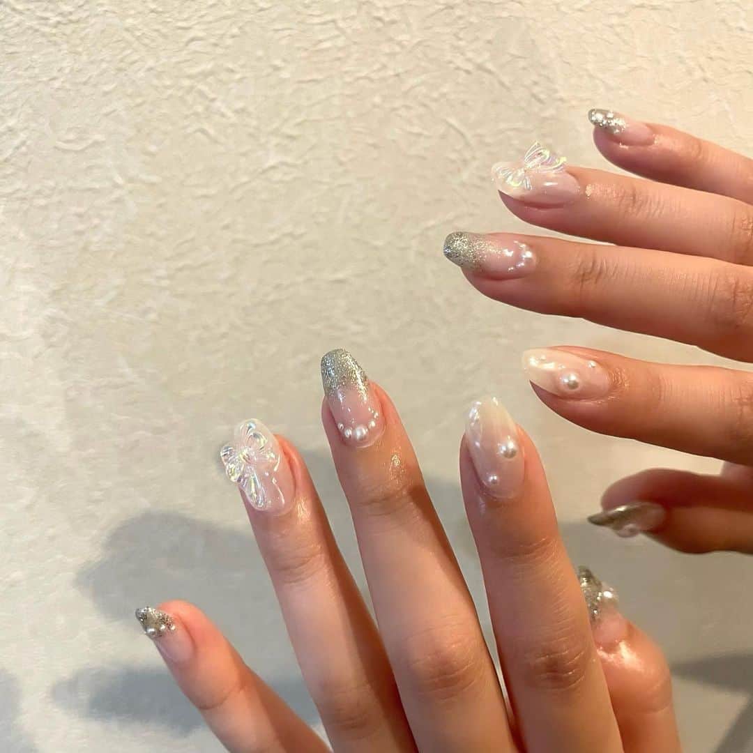 のインスタグラム：「・ New nail🪩  #nails #instanail #gelnaiis #ネイル #ジェルネイル #ネイルデザイン #キラキラネイル #うるうるネイル #フレンチネイルストーンネイル #ハートネイル #リボンネイル #パールネイル」