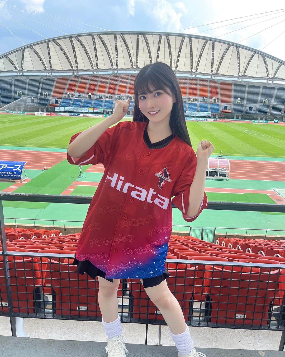 小鳥遊るいのインスタグラム：「#ロアッソ熊本 さんの応援に 熊本市えがお健康スタジアムへ🏟  ハーフタイムショーで踊らせていただいたり、スタジアムをぐるっと1周させていただいたり……！ 人生初の経験でした😳  またサッカー観に来たいな⚽️」