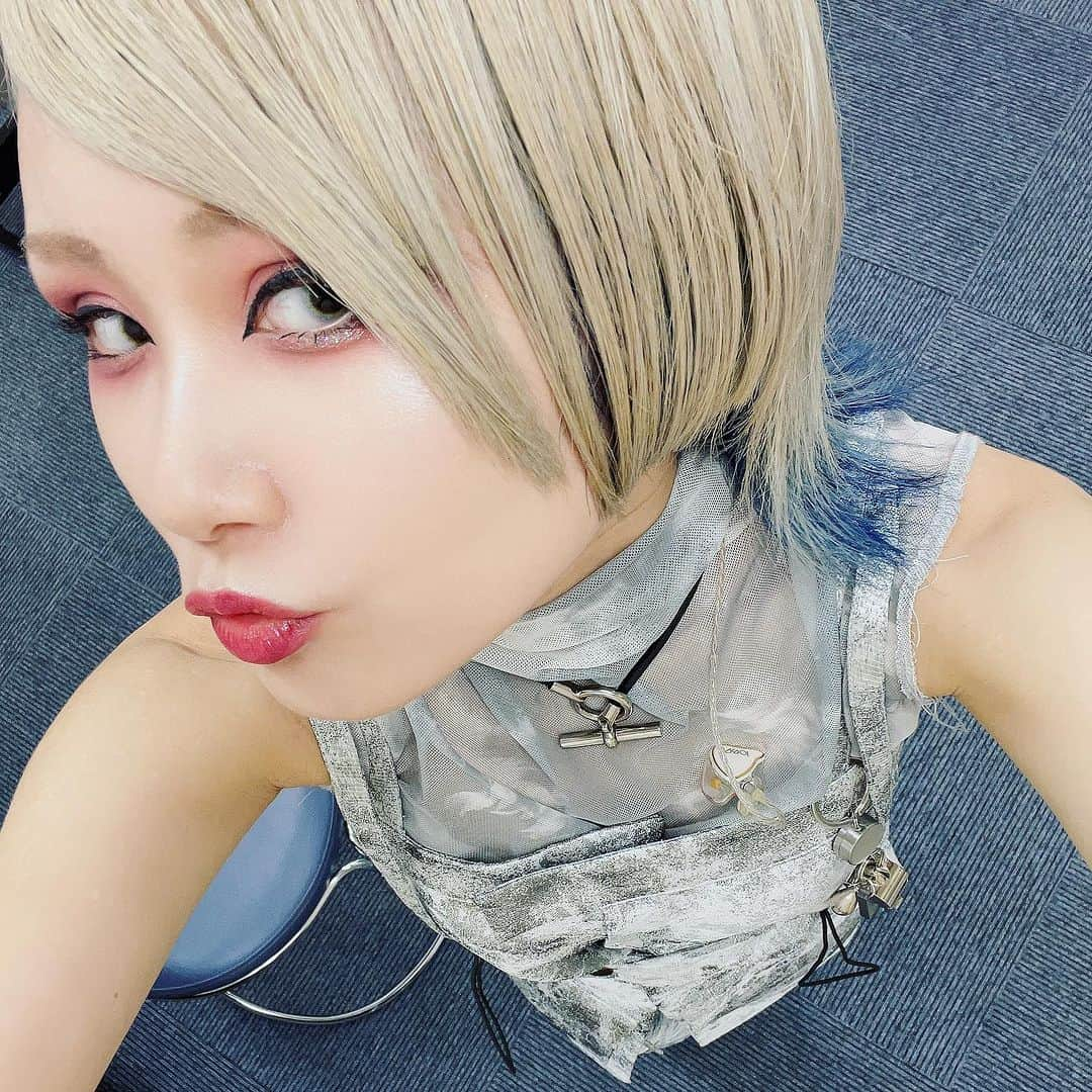 REOLさんのインスタグラム写真 - (REOLInstagram)「インナーカラーが青々としたので珍しく青みピンク系のメイクにしてみた今日、サマソニから着ているこちらのシルバーワンピース？衣装なんとインドネシアでみつけました最高の買い物テレマカシーが過ぎる🛍️🛍️  今日もありがとーみんな気をつけて帰りな🕳️」9月10日 21時48分 - rrreol999