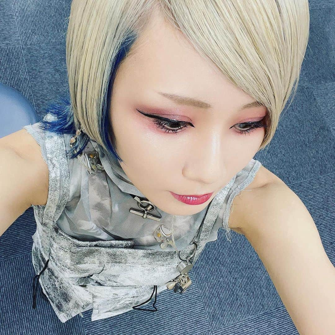 REOLさんのインスタグラム写真 - (REOLInstagram)「インナーカラーが青々としたので珍しく青みピンク系のメイクにしてみた今日、サマソニから着ているこちらのシルバーワンピース？衣装なんとインドネシアでみつけました最高の買い物テレマカシーが過ぎる🛍️🛍️  今日もありがとーみんな気をつけて帰りな🕳️」9月10日 21時48分 - rrreol999