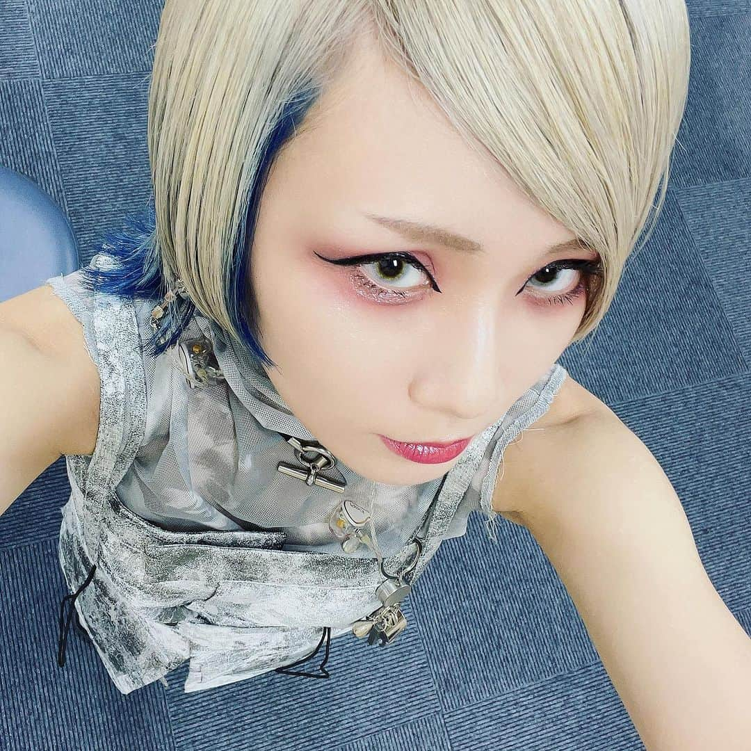 REOLさんのインスタグラム写真 - (REOLInstagram)「インナーカラーが青々としたので珍しく青みピンク系のメイクにしてみた今日、サマソニから着ているこちらのシルバーワンピース？衣装なんとインドネシアでみつけました最高の買い物テレマカシーが過ぎる🛍️🛍️  今日もありがとーみんな気をつけて帰りな🕳️」9月10日 21時48分 - rrreol999