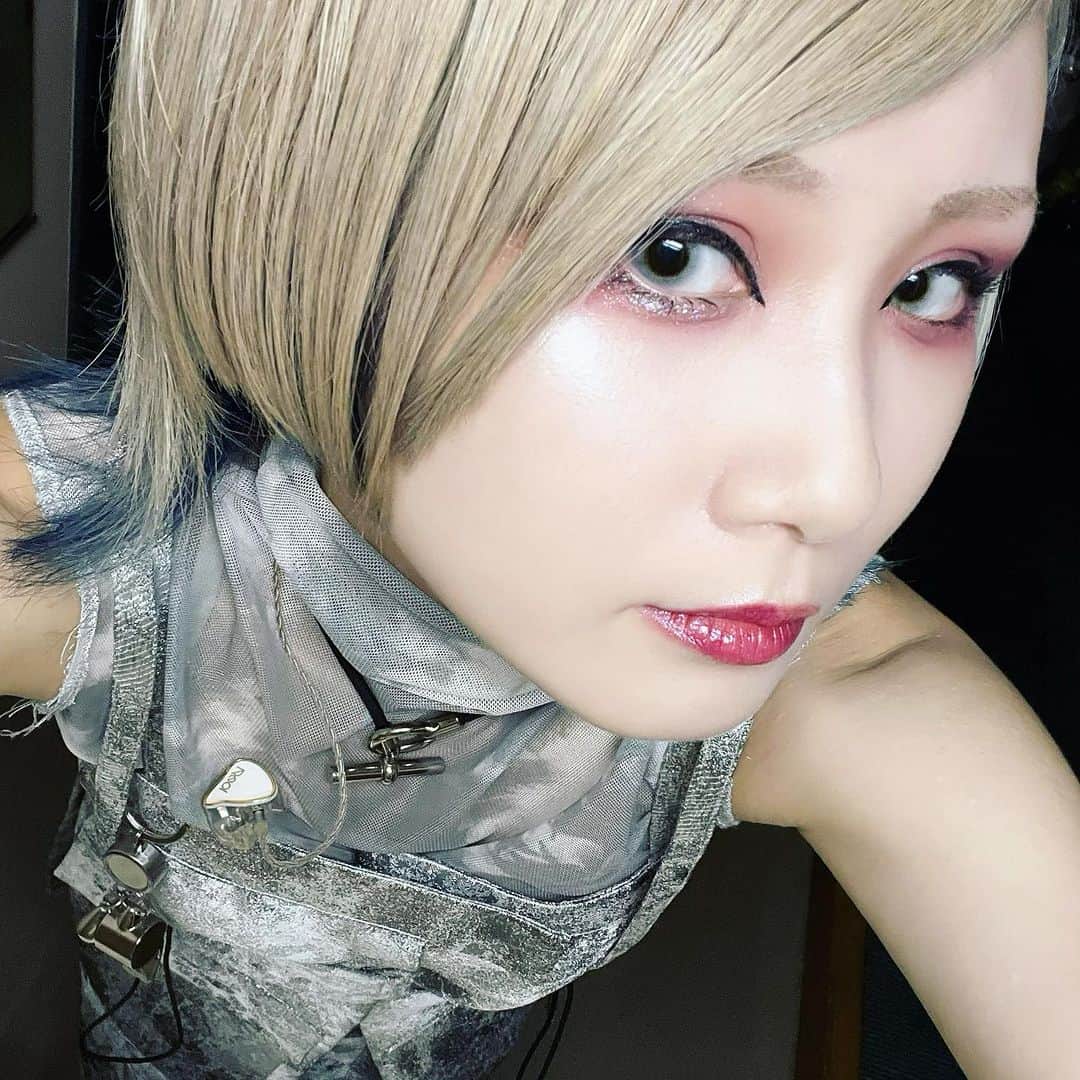 のインスタグラム：「インナーカラーが青々としたので珍しく青みピンク系のメイクにしてみた今日、サマソニから着ているこちらのシルバーワンピース？衣装なんとインドネシアでみつけました最高の買い物テレマカシーが過ぎる🛍️🛍️  今日もありがとーみんな気をつけて帰りな🕳️」