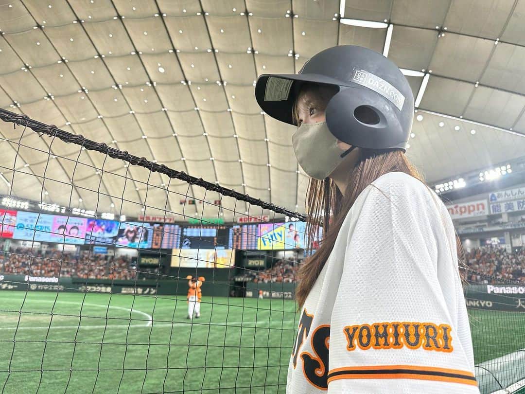 佐々木久美のインスタグラム：「夢の席でうさほー🐰 なんと秋広選手がボール投げてくださり、岡本選手のサインボールゲットしてしまいました、、、こんな事あるんですね、、。 人生初サインボール！！  野球漬けの日々が楽しい⚾️🧡  オードリーさんの広告もしっかり焼き付けましたー！ #kumigram」