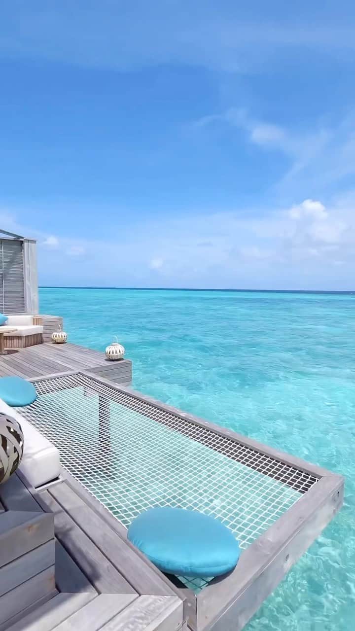 のインスタグラム：「Maldives Islands - Escape to Paradise.  Connect with us @nichegetaways to book your vacation in the Maldives.   🎥 @toptravelplaces_ #nichegetaways #maldivesislands #luxurytravel #luxuryresort #travelinspiration #islandvacations #traveltheworld #luxresorts #fivestarresort #lagoon #beachresort #мальдивы #wanderlust #holidayvilla #beaches #islandgetaway #hotelsandresorts  #vacationvibes」