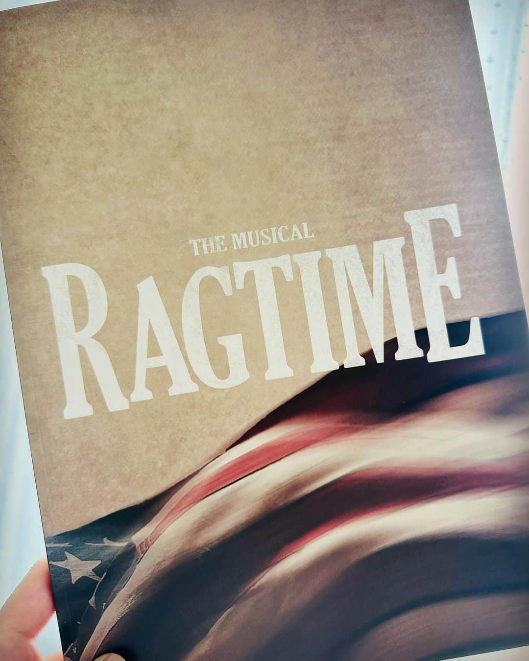 のインスタグラム：「. 昨日、初日を迎えました🇺🇸 「RAG TIME」 こんなにも素晴らしい作品、仲間に巡り会えて 胸がいっぱいです。 ⁡ 日生劇場は今月末まで、大阪愛知もありますので ぜひ劇場にいらして肌で感じていただけたら とっても嬉しいです！！ ⁡ 明日からもしっかり役割を果たせるよう 全うしたいと思います🤍🤍 (高いところはだいすきです) ⁡ #RAGTIME #日生劇場」