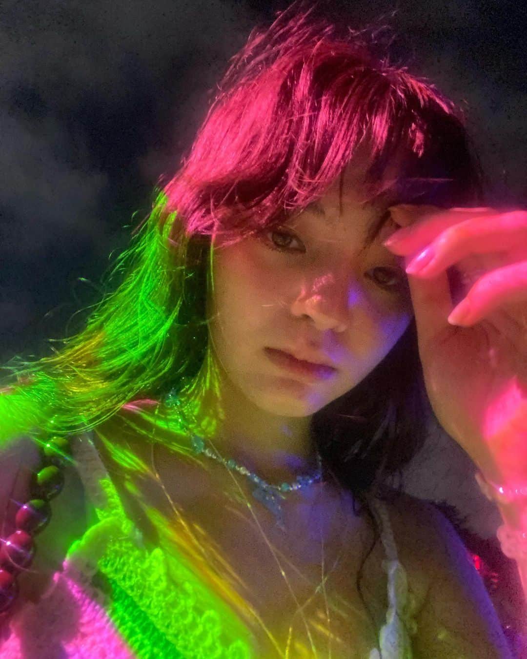 のインスタグラム：「#TOKYOLIGHTS 🩷💚🩵 去年はままと2人で、今年は家族と♡夜涼しくて気持ち良いなぁ🌃ずっと夏がいい。」