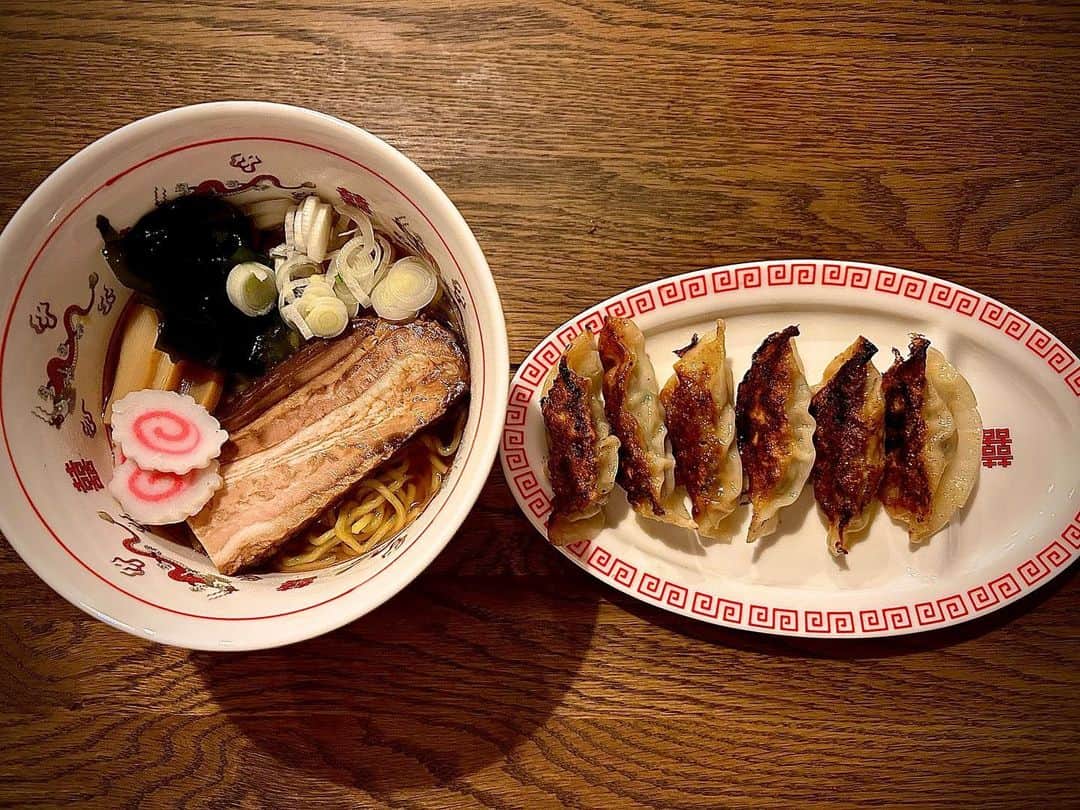 江口拓也のインスタグラム：「中華の気分だったから自家製ラーメンと自家製ギョーザ作った🍺  自分好みのスープとギョーザの中身作るの楽しい🍜🥟」