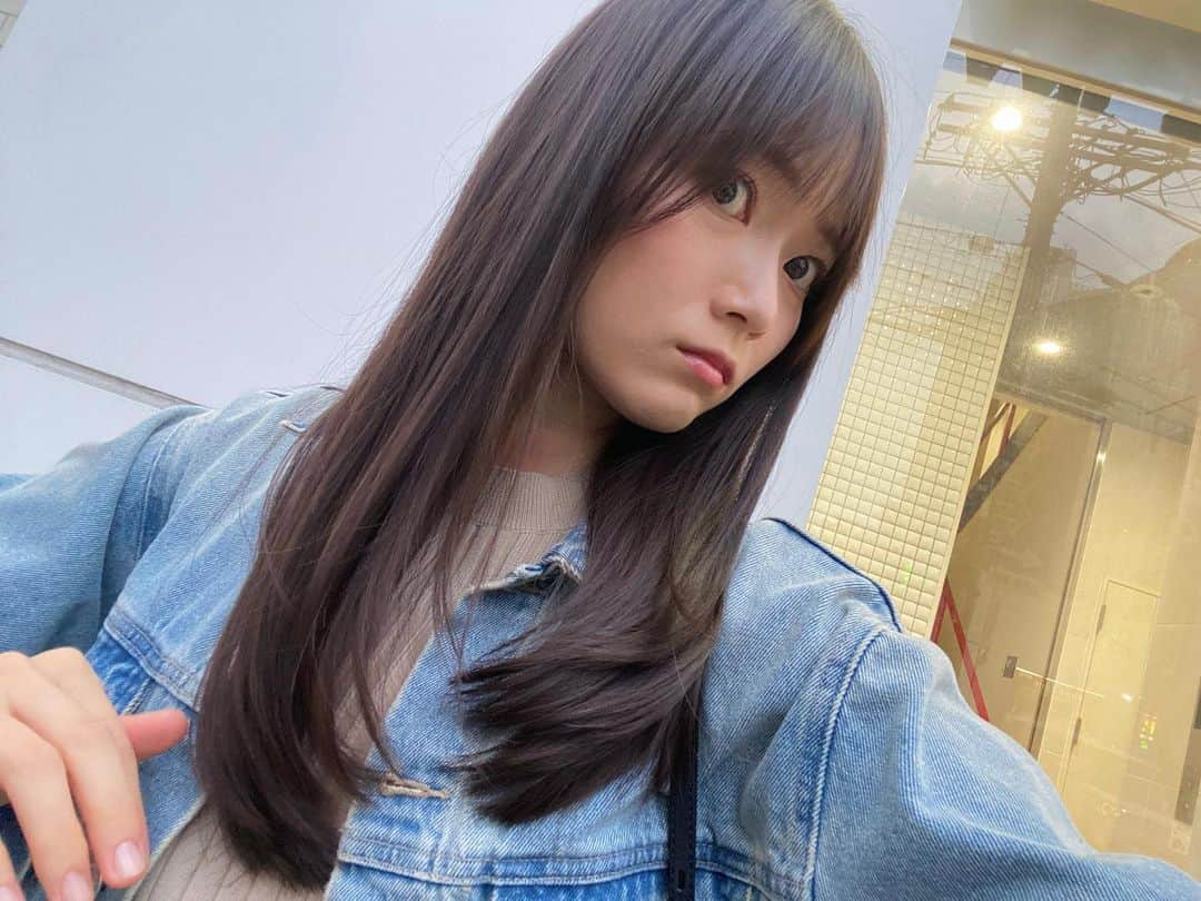 南雲穂波のインスタグラム：「久々に後ろの髪の毛を切りました💇‍♀️ それでも結構長い✌︎(伸ばし中)  いつもの美容師さんとなかなかスケジュールが合わず3ヶ月ぶりだったので、すっきり〜〜 自分で切って変なことになっていた前髪も整えてもらいました♩」