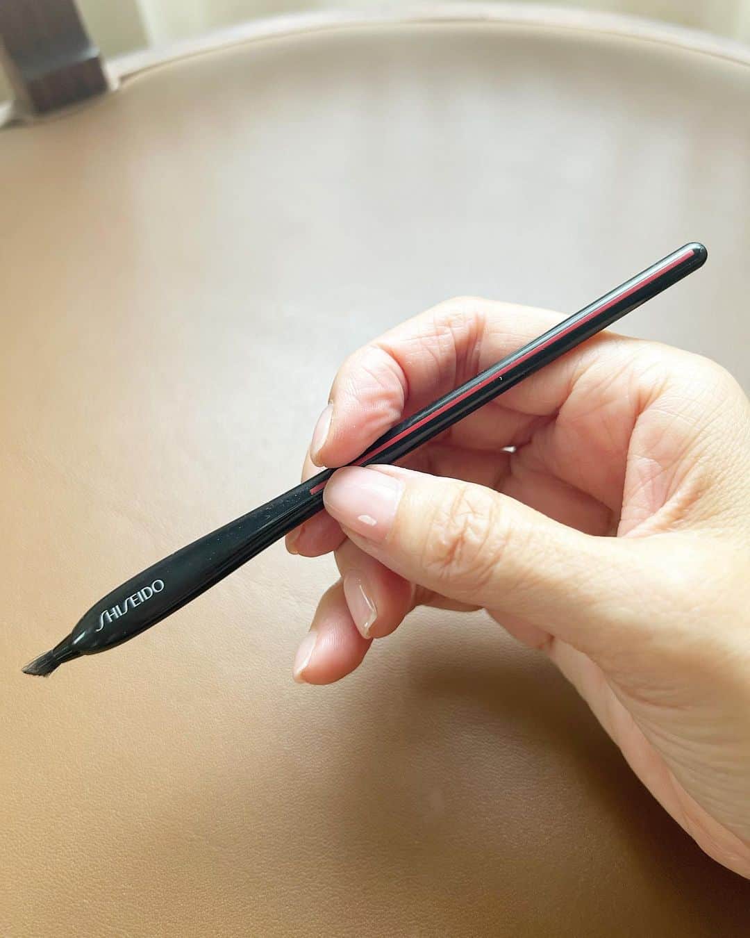 のインスタグラム：「SHISEIDO ＫＡＴＡＮＡ　ＦＵＤＥ　アイ　ライニング　  アイライナーのブラシとして有名ですが　　　　　すみません🙏私はアイブロウブラシとして 使用してます。 とっても描きやすくて　私の必需品です。  眉を描くのが苦手なかた まずは　ブラシを見直してみる事も近道ですよ  #資生堂　#アイライナーブラシ #メイクは自由に #私のアイブロウブラシ #友達に相談され #お勧めを紹介」