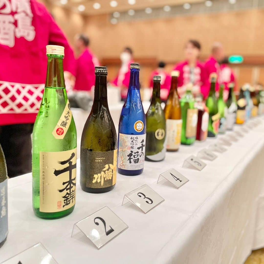 荒生暁子さんのインスタグラム写真 - (荒生暁子Instagram)「日本酒の勉強会🍶  朝ドラ『らんまん』で 酒造の監修を行った、 日本酒造杜氏組合連合会の 石川達也さんの講演  朝ドラの裏話や 酒造りの歴史 職人技の深い話  現在の 緻密な計算による 酒造りではなく 昭和の初期までは 体の感覚が大事だったとか  現代は 透き通った透明なお酒が好まれますが 本来は色がついたものも多く それが個性でもあると  パーティーでは ずらりと並んだ 広島の名だたる酒造メーカーを 飲み比べ  温故知新 体で覚えることが大切 どんなに技術が高度化しても 古きものから学び 積み重ねがものをいう そこから 進化があるのでしょうね。 どんな仕事も共通。 日本酒に そんな歴史や技を舌で味わう 面白さがありました。  私は仕事を常に2〜3個 同時進行で 脳がオーバーヒート気味。 たまに爆発しちゃうので… 放電が必要です。 そんな時はお酒の力を借ります。  私たちは便利で 急激な発展社会に 身を置いているけれども 恐ろしいスピードで 人生を駆け抜けている気がします。 他人に不寛容で 異常なスピード処理を求められ 時間と労力を 常に限界まで消耗して生きる。 ストレスの多いこと多いこと。  ふと立ち止まって 自分や周りの心の豊かさや 優しさや思いやりに 感謝しながら 日本酒をちびちびと 作り手の思いにも馳せながら ゆったり時間を楽しみたい ものです。  ところで今回 1番美味しいお酒は… 初心者なのでナ、イ、ショ🤫 #広島のお酒 #日本酒 #日本酒女子  #日本酒飲み比べ  #日本酒好きな人と繋がりたい  #日本酒イベント  写真は英子ちゃん撮影 いつもありがとう💓」9月10日 21時55分 - akikoarao0904