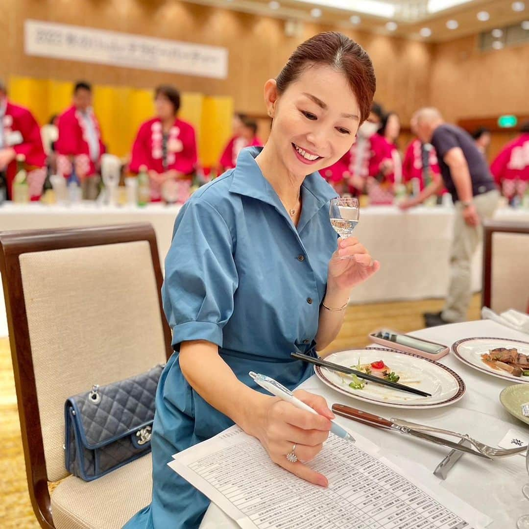 荒生暁子のインスタグラム：「日本酒の勉強会🍶  朝ドラ『らんまん』で 酒造の監修を行った、 日本酒造杜氏組合連合会の 石川達也さんの講演  朝ドラの裏話や 酒造りの歴史 職人技の深い話  現在の 緻密な計算による 酒造りではなく 昭和の初期までは 体の感覚が大事だったとか  現代は 透き通った透明なお酒が好まれますが 本来は色がついたものも多く それが個性でもあると  パーティーでは ずらりと並んだ 広島の名だたる酒造メーカーを 飲み比べ  温故知新 体で覚えることが大切 どんなに技術が高度化しても 古きものから学び 積み重ねがものをいう そこから 進化があるのでしょうね。 どんな仕事も共通。 日本酒に そんな歴史や技を舌で味わう 面白さがありました。  私は仕事を常に2〜3個 同時進行で 脳がオーバーヒート気味。 たまに爆発しちゃうので… 放電が必要です。 そんな時はお酒の力を借ります。  私たちは便利で 急激な発展社会に 身を置いているけれども 恐ろしいスピードで 人生を駆け抜けている気がします。 他人に不寛容で 異常なスピード処理を求められ 時間と労力を 常に限界まで消耗して生きる。 ストレスの多いこと多いこと。  ふと立ち止まって 自分や周りの心の豊かさや 優しさや思いやりに 感謝しながら 日本酒をちびちびと 作り手の思いにも馳せながら ゆったり時間を楽しみたい ものです。  ところで今回 1番美味しいお酒は… 初心者なのでナ、イ、ショ🤫 #広島のお酒 #日本酒 #日本酒女子  #日本酒飲み比べ  #日本酒好きな人と繋がりたい  #日本酒イベント  写真は英子ちゃん撮影 いつもありがとう💓」