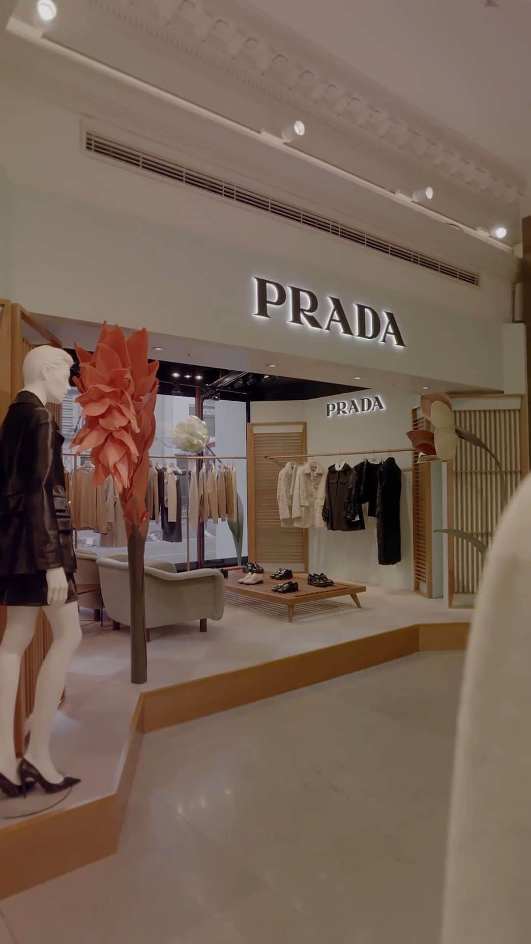 Harrodsのインスタグラム：「Larger-than-life flowers are in bloom across the store to celebrate #Prada’s Autumn/Winter 2023 collection 🌼  Visit the pop-ups and discover exclusive pieces in the Exhibition and Crescent Windows until Friday 29th September.  #Harrods #HarrodsFashion」