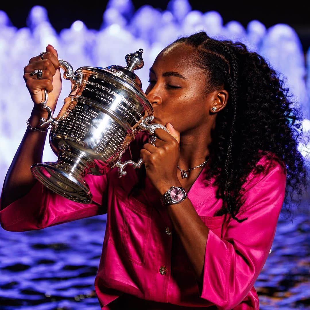ELLE Magazineのインスタグラム：「#CocoGauff is officially a #USOpen champion! The 19-year-old tennis star secured her first major title with a win against Aryna Sabalenka on Saturday.   In a 2021 interview with ELLE's @clairecstern, she reflected on the impact she hopes to leave on the sport. "That’s what I want people to remember most about me, not so much my accomplishments on the court. At the end of the day, the impact that I leave on another person is probably going to be bigger than any trophy that I win. Enjoy what you do and all the numbers and results and all that will come eventually."  Read more at the link in bio.」