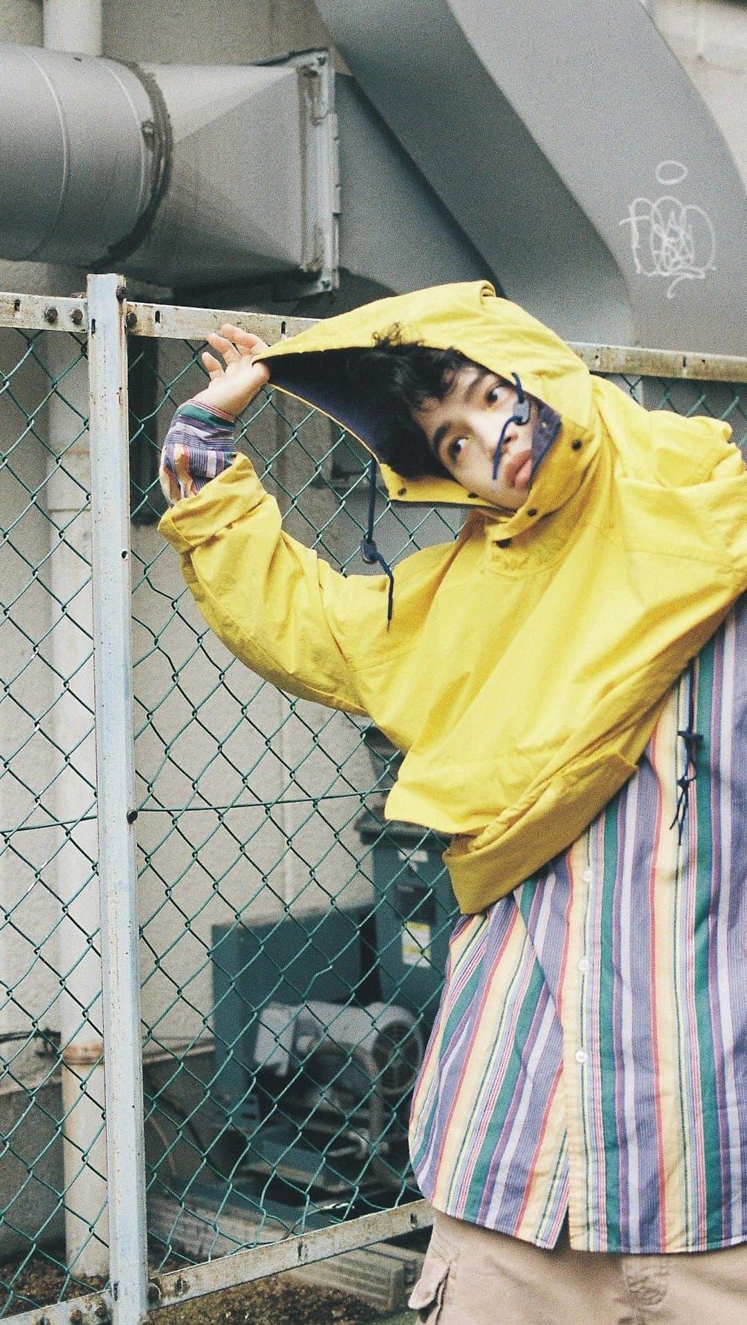 鈴木康介のインスタグラム：「ファンクラブの開設が決定しました！ 明日、11日（月）18:00〜ファンクラブ開設します！ そして初回記念生配信もやります！21:00〜スタートです！ お待ちしてます〜！！  二つ目のお知らせは…カレンダー制作決定しました！！ 10月から11月頃販売予定です！ 詳細は後日改めてお知らせします📢」