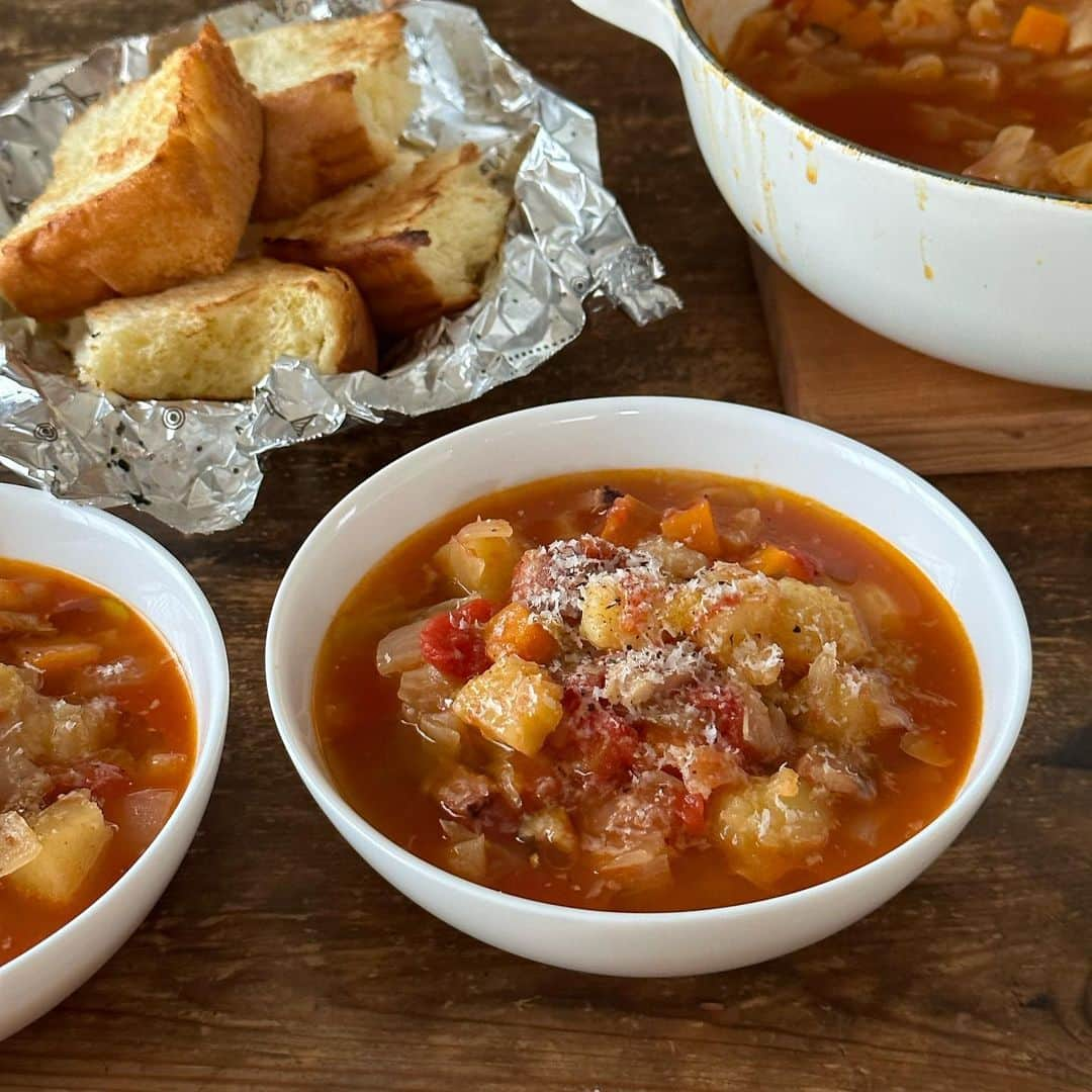 Tesshiのインスタグラム：「ありもの集めてミネストローネ Minestrone #yummy #homemade #healthy #soup #minestrone #tomato #おいしい #スープ #ミネストローネ #トマト缶 #大量 #マカロニメイト #フーディーテーブル #手作り  具が多過ぎて鍋ギリギリでした🙉 オリーブオイル大2、にんにく1かけ、お好みで赤唐辛子1本、好きな具(玉ねぎベーコンきのこ人参じゃがいもキャベツ)、トマト缶1缶400g、水缶1杯分、コンソメ2個、しょうゆ大1、砂糖大1、塩胡椒、お好みでパルミジャーノ・レッジャーノや粉チーズなど 2 tbsp olive oil, 1 clove garlic, 1 chili, onion, bacon, Shimeji mushrooms, carrot, potatoes, cabbage, 1 canned tomatoes 400g, 1 can’s worth of water, 2 stock cubes, 1 tbsp soy sauce, 1 tbsp sugar, salt, pepper… and Parmigiano Reggiano…  @tsubotatsuno #醤油 隠し味にたらり #おすすめ タイミングが合えば、手作りお煎餅(焼く前のやつ)がおまけで付いてきますよー」