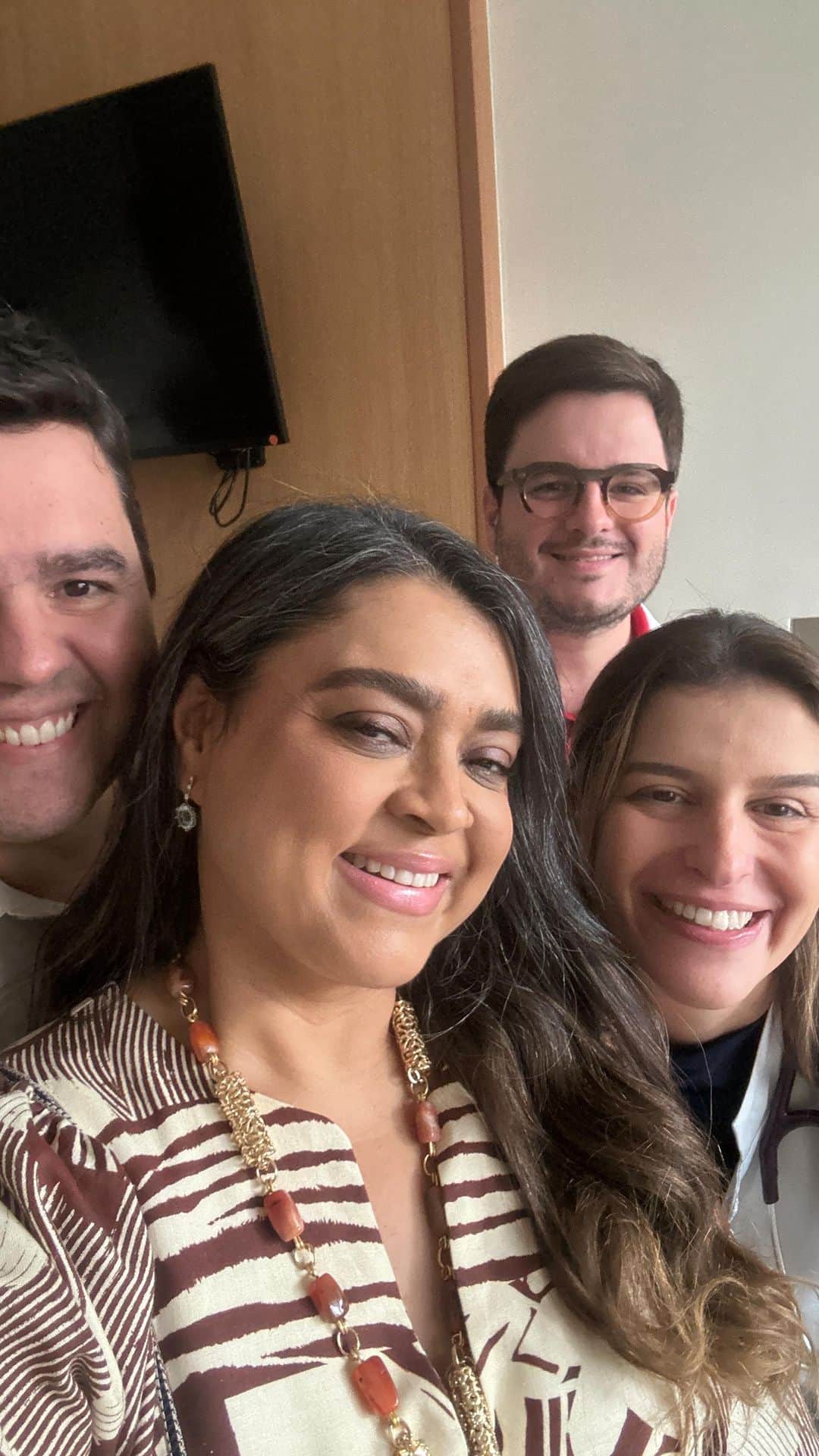 Preta Gilのインスタグラム：「A tão sonhada alta chegou. Foram 28 dias de internação, dias desafiadores, onde tive que lidar com muitas coisas difíceis, mas ao mesmo tempo rodeada de competência e amor, muito amor. Eu sou toda gratidão. Sou grata pela oportunidade em poder me tratar no melhor hospital do Brasil, quiçá do mundo, na minha opinião.  Antes de tudo tenho que agradecer a Deus e meus Orixás por tudo, mas especialmente por terem colocado 2 anjos pra cuidarem de mim. Não tenho palavras pra agradecer, por todo cuidado e amor  @malupbarbosa e minha filhota @rocha_soraya, te amo. Agradeço à @julia_sampaio que dormiu aqui comigo, aos meus amores @franciscogil e @mariagil76 que também dormiram comigo, à minha Mamis @floragil_ e meu Pai @gilbertogil que tomaram conta de tudo e ao meu sócio, empresário e irmão @azevedomarcello por cuidar de tudo da minha vida e por me dar paz pra eu me cuidar.   Sou grata ao @drrobertokalil e à Dra. @robertasaretta por terem montado a melhor equipe médica do mundo, ao meu cirurgião @fredericoteixeirajr e toda sua equipe, à minha oncologista Dra. @fecapareli, à minha nova amiga Dra. @filomena_galas obrigada por tudo e tantos outros médicos amados que me cuidaram e salvaram minha vida.   Obrigada a todos os enfermeiros, técnicos de enfermagem, fisioterapeutas, copeiras, auxiliares de limpeza, concierges e nutricionistas que ajudaram a me reabilitar com tanto carinho.   Estou ainda muito emocionada e talvez não consiga me expressar plenamente. O que importa é que venci mais essa batalha. Vou me fortalecer para próxima cirurgia e em breve poderei retomar minha vida!!! OBRIGADA A TODAS AS MENSAGENS, FLORES E VISITAS!!! Eu amo vocês!!!」